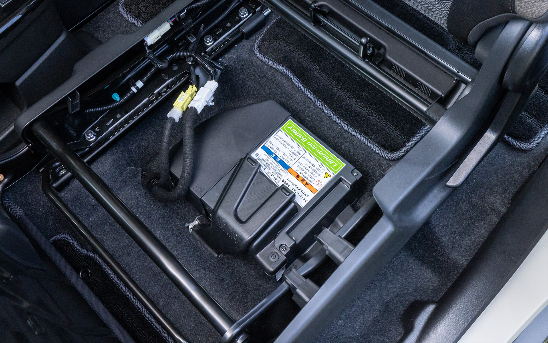 さらに下部にはハイブリッド用の電池が収められている