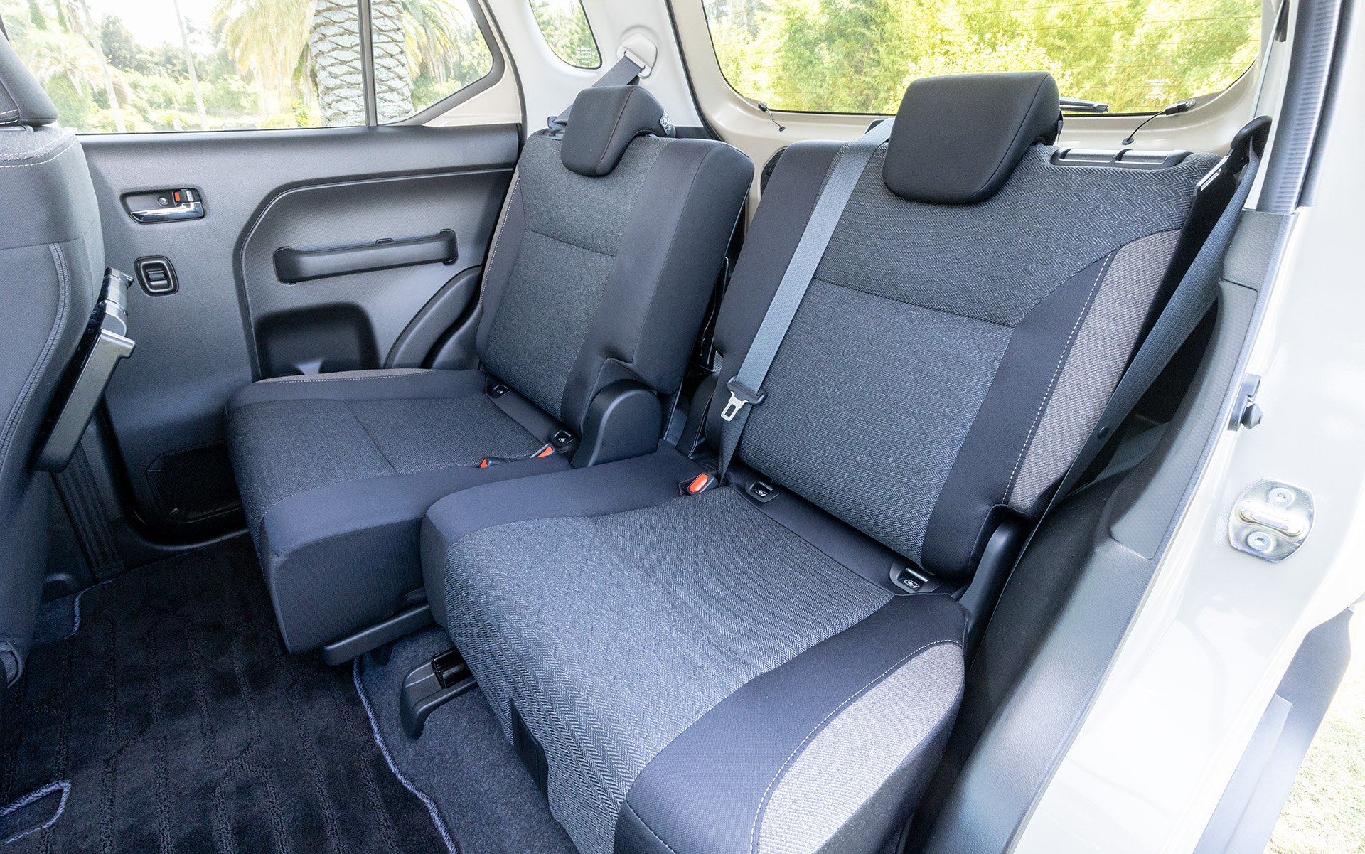 リアシートは5：5の分割可倒式。それぞれ独立してスライドやリクライニングが可能