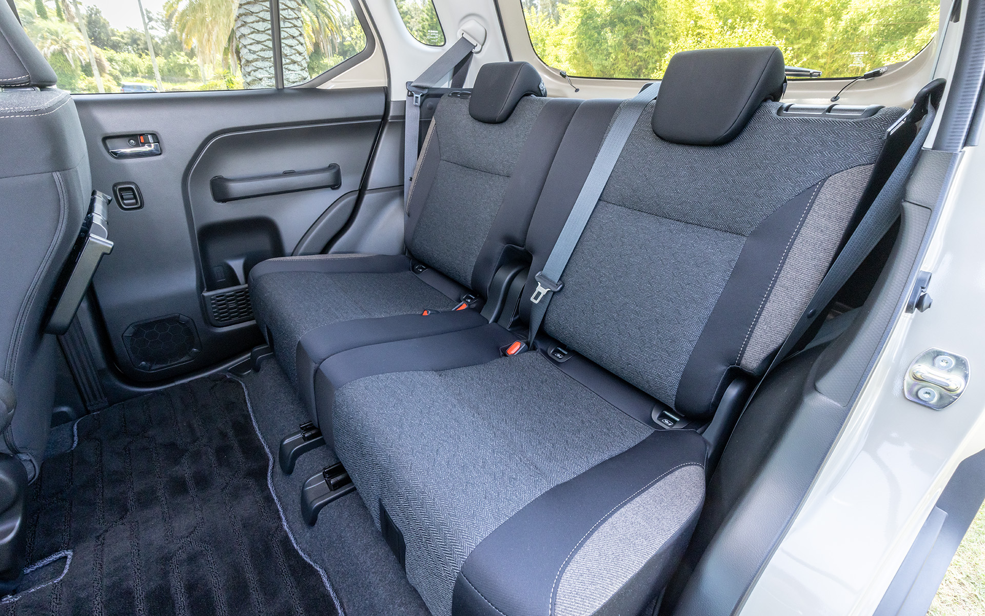 リアシートは5：5の分割可倒式。それぞれ独立してスライドやリクライニングが可能