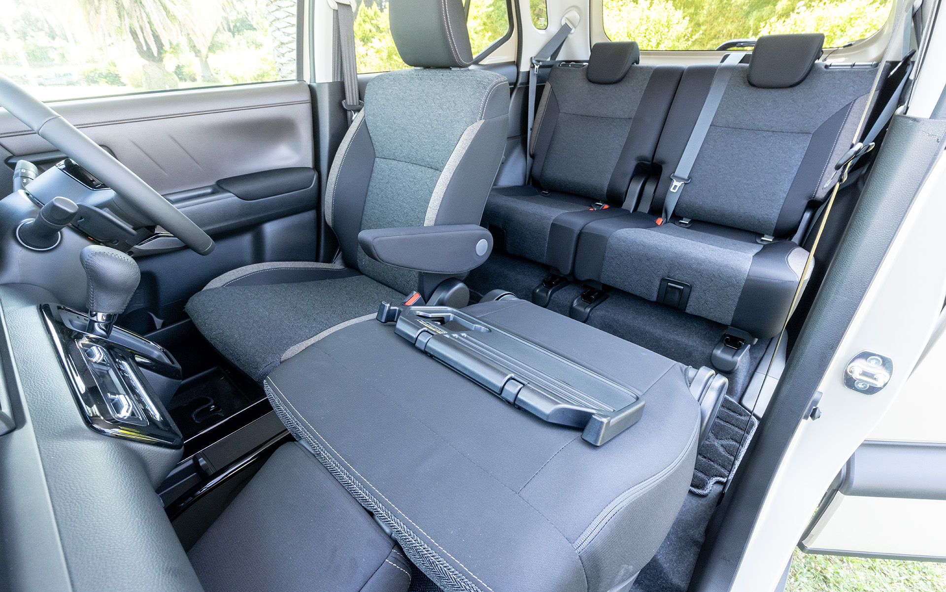 助手席のシートバックは前倒しできる。長尺物のなどの積載に便利