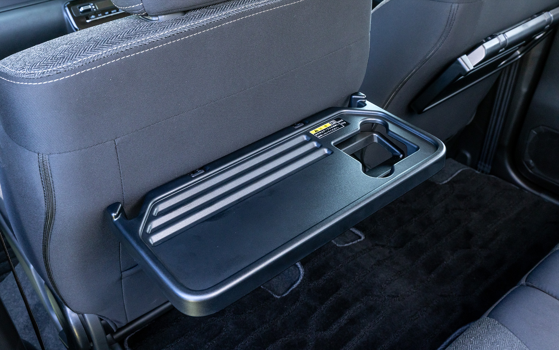 HYBRID MZには運転席＆助手席シートバックに折りたたんで収納できるテーブルを用意