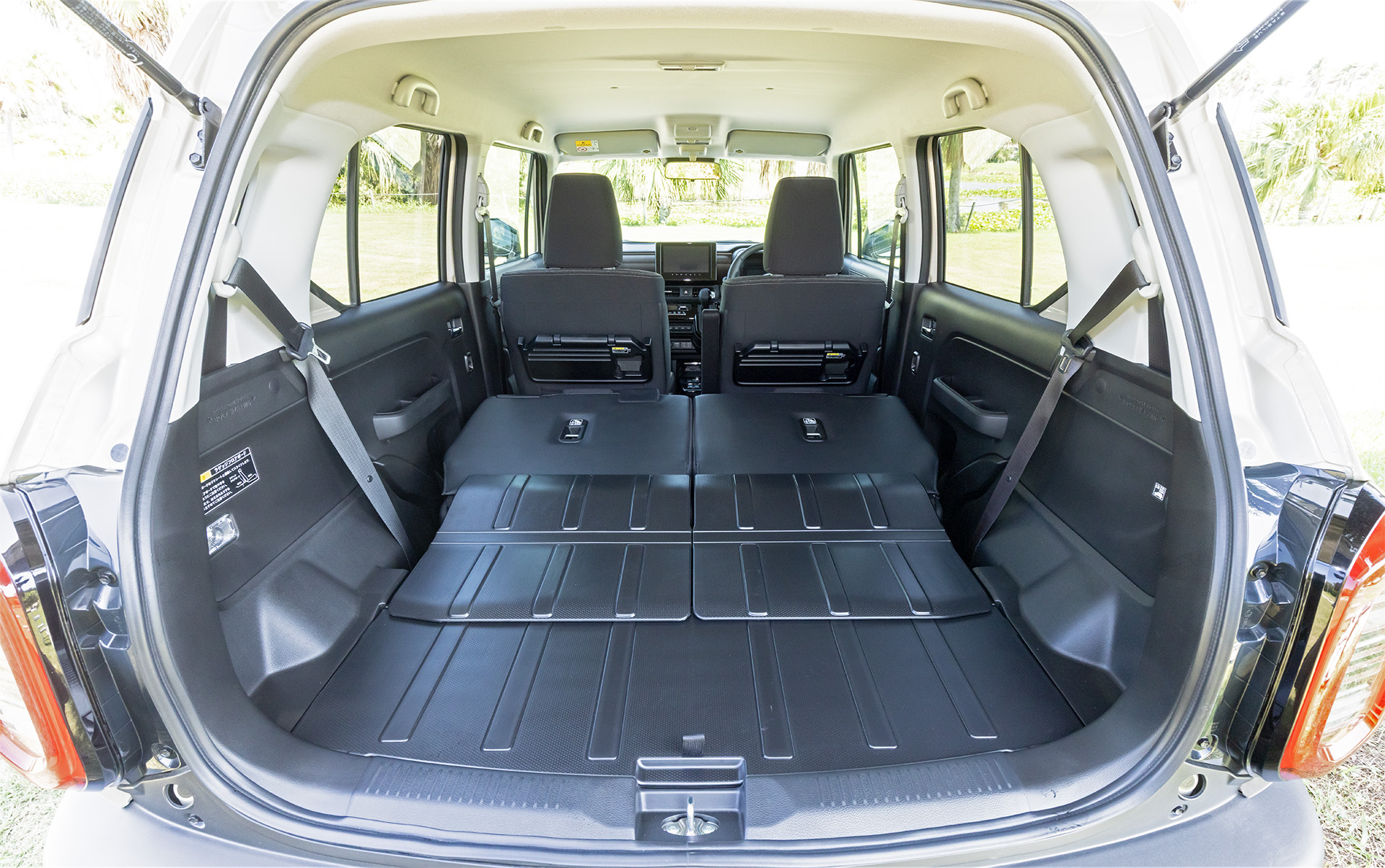 ラゲッジスペースはリアシートと組み合わせてアレンジ可能