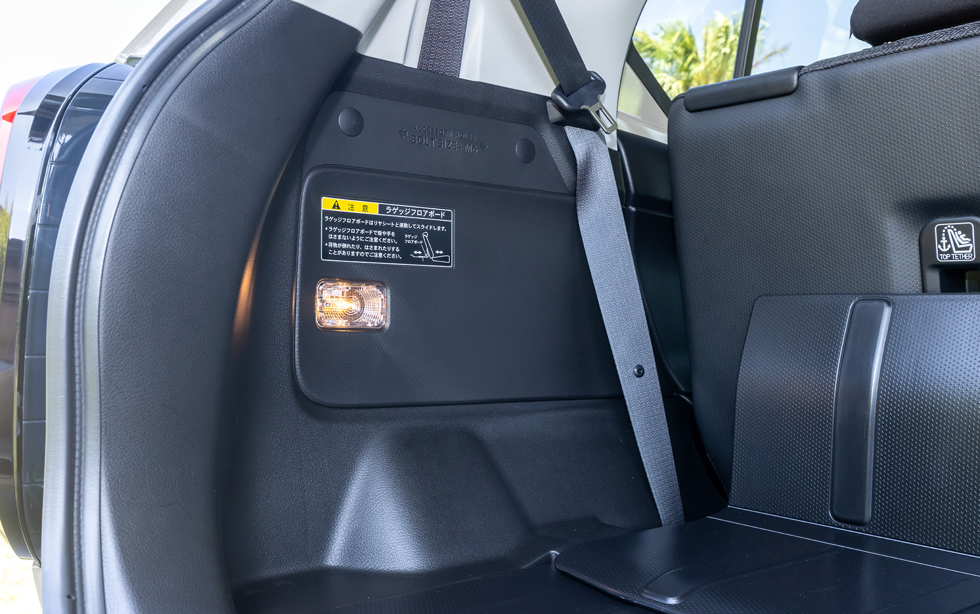 ラゲッジスペース側面中段にユーティリティナット（M6）を計4か所用意。オプションなどを使ってスペースを便利にアレンジできる。照明やDC12Vアクセサリーソケットも備わる