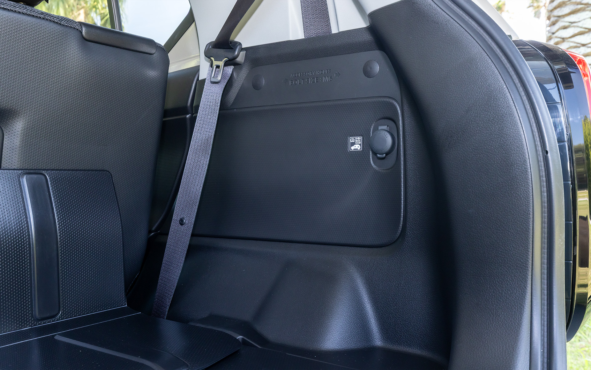 ラゲッジスペース側面中段にユーティリティナット（M6）を計4か所用意。オプションなどを使ってスペースを便利にアレンジできる。照明やDC12Vアクセサリーソケットも備わる