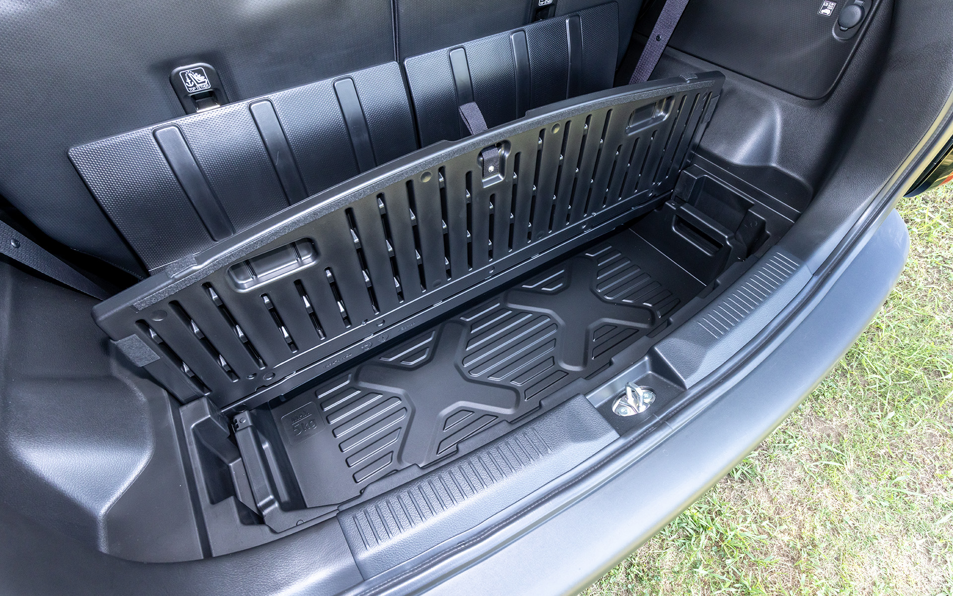 フロア下には取り外し可能なアンダーボックスがある