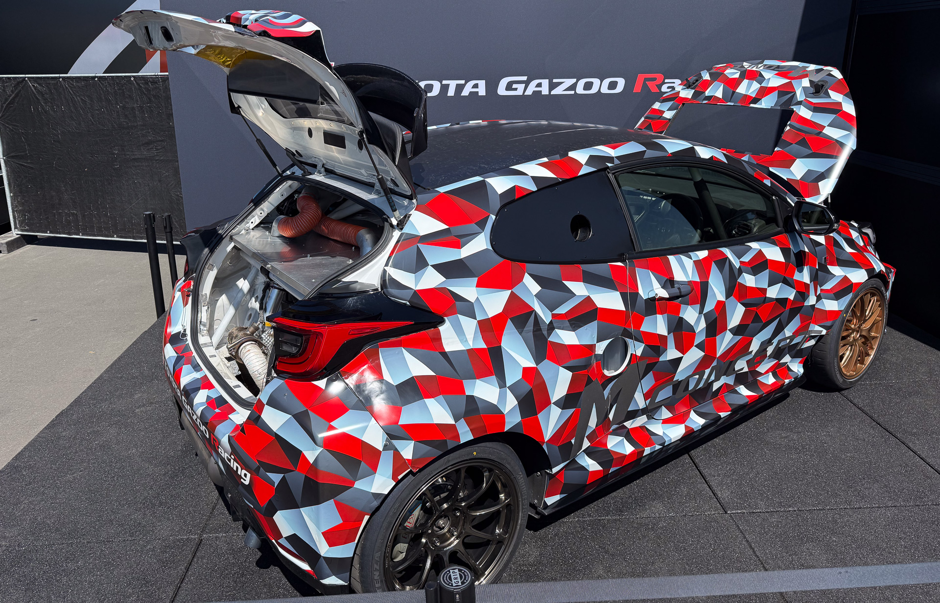 トヨタの新型ミッドシップ4WD「GRヤリスMコンセプト」。写真はニュルブルクリンク24時間レースに展示された最新仕様。熱問題の解決を目指して、各所に空力的なアイデアが採り入れられている