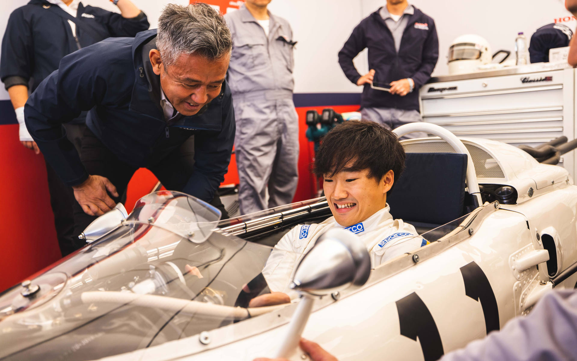 2024 Goodwood Festival of SpeedにてRA272の走行準備をする角田選手