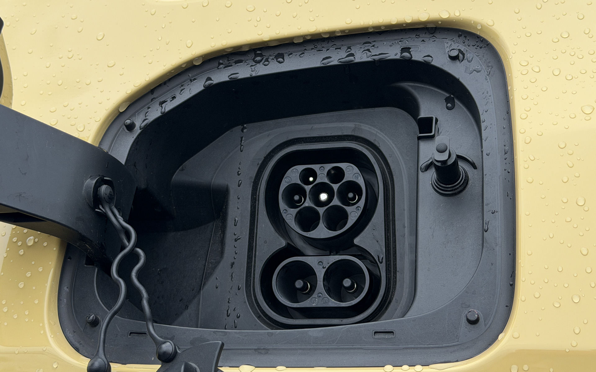 試乗車両はアダプターでCHAdeMO対応する仕様となっていた