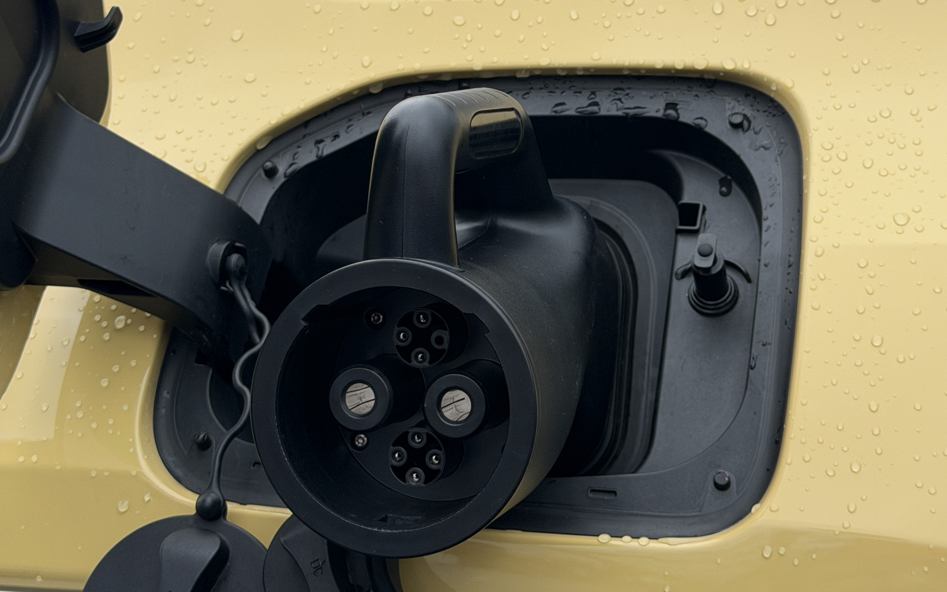 試乗車両はアダプターでCHAdeMO対応する仕様となっていた