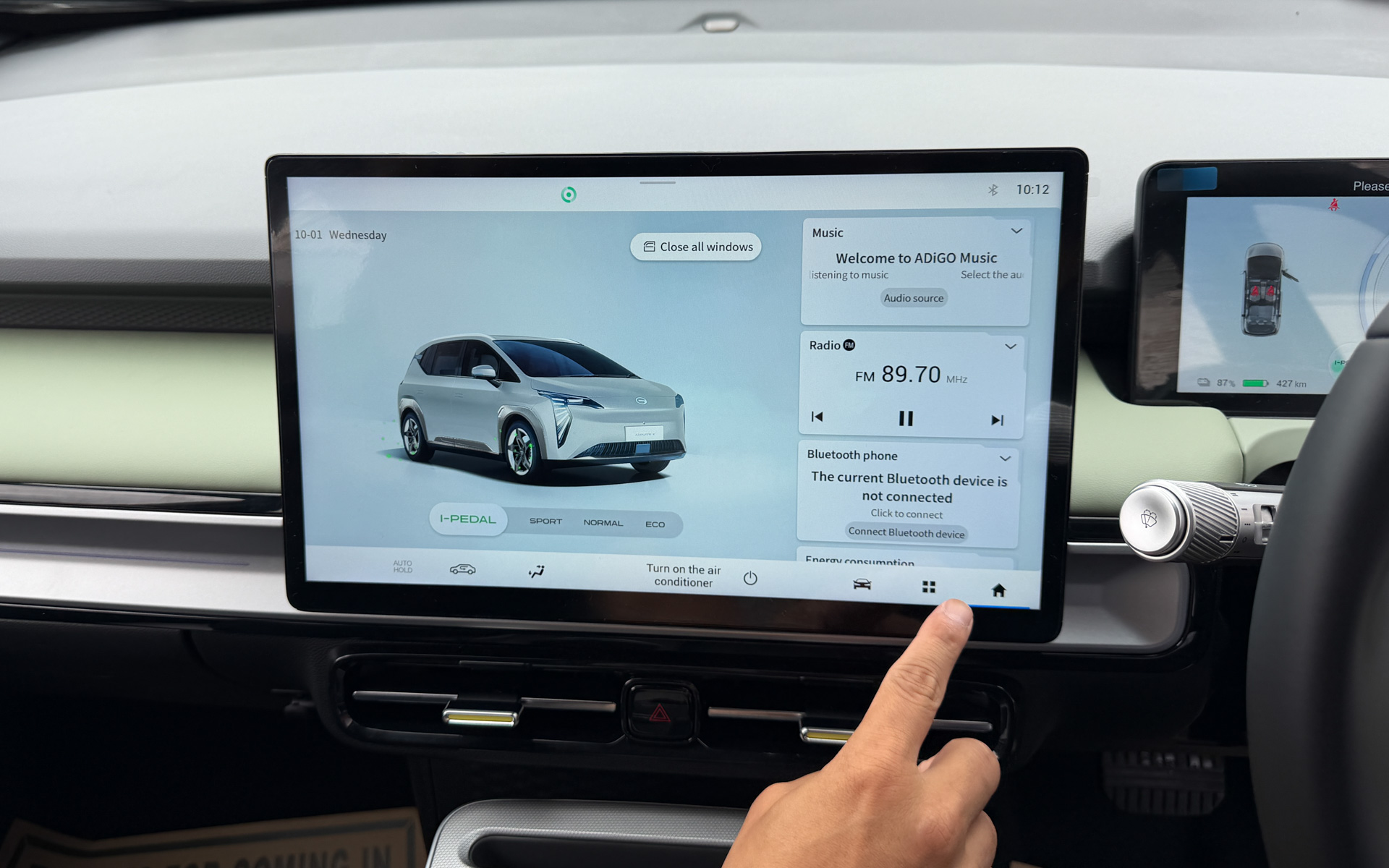 スマートフォンライクなディスプレイで車両の各種設定が可能