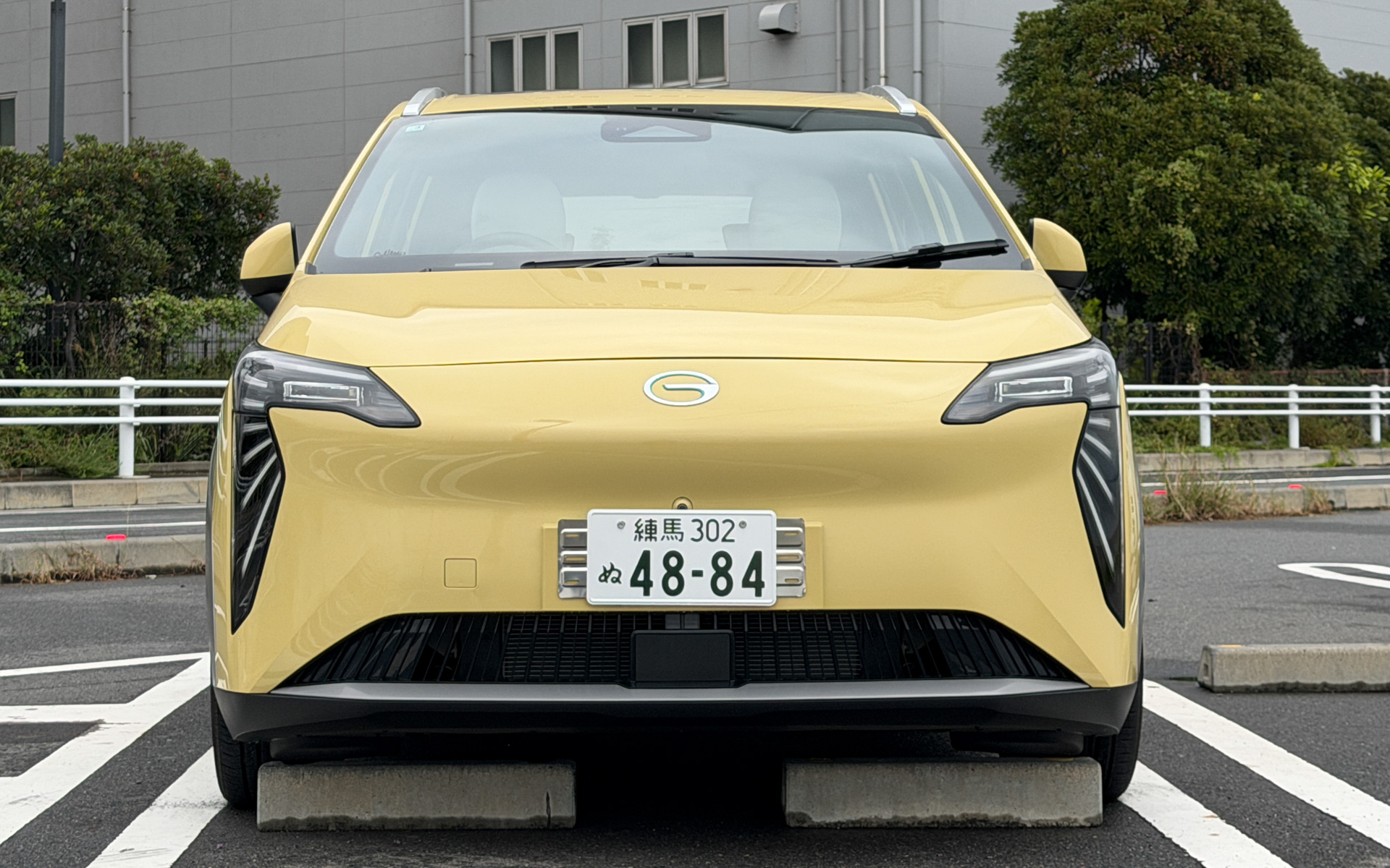 公共駐車場に駐車してみても、日本市場に導入しても扱いやすいと感じられるサイズだと分かる