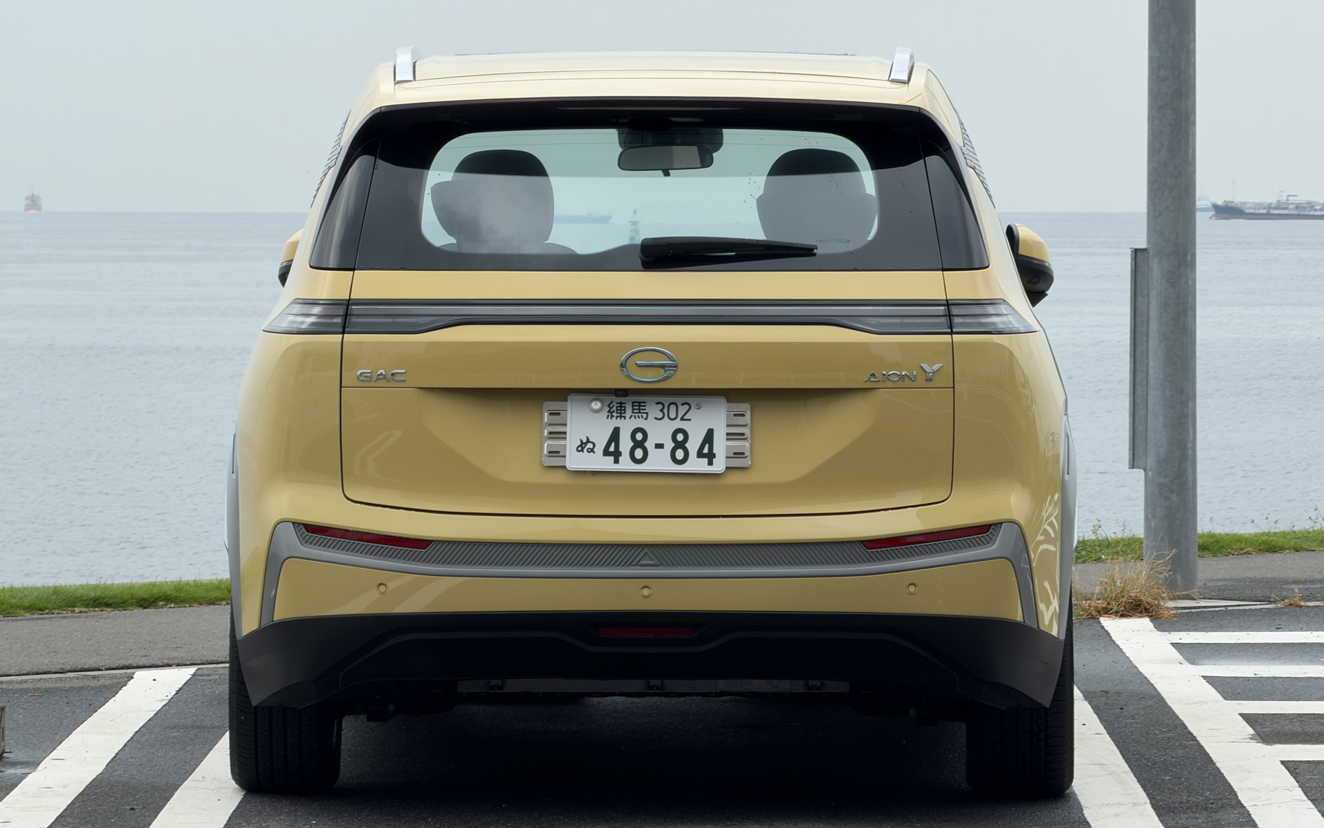 公共駐車場に駐車してみても、日本市場に導入しても扱いやすいと感じられるサイズだと分かる