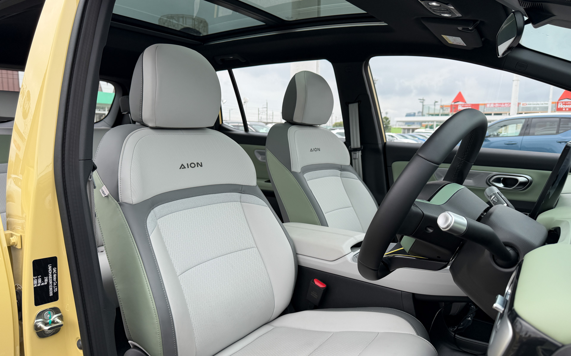 パノラマルーフや乗員の上部空間に余裕があり開放感が感じられる