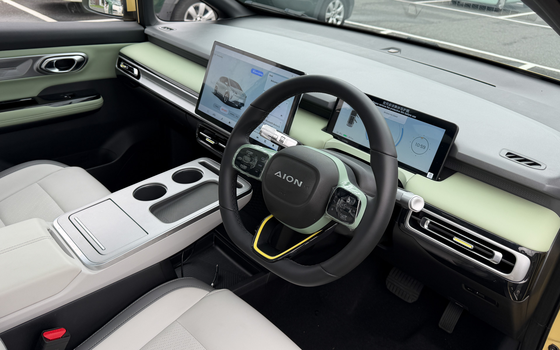 パノラマルーフや乗員の上部空間に余裕があり開放感が感じられる