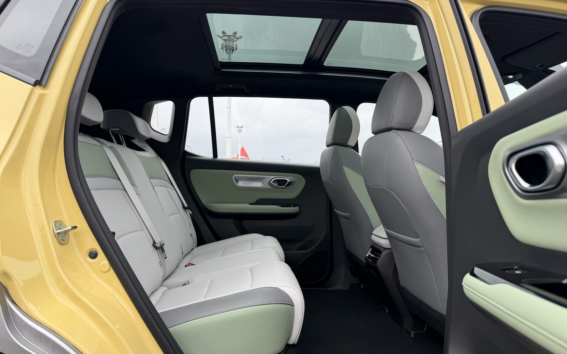 パノラマルーフや乗員の上部空間に余裕があり開放感が感じられる