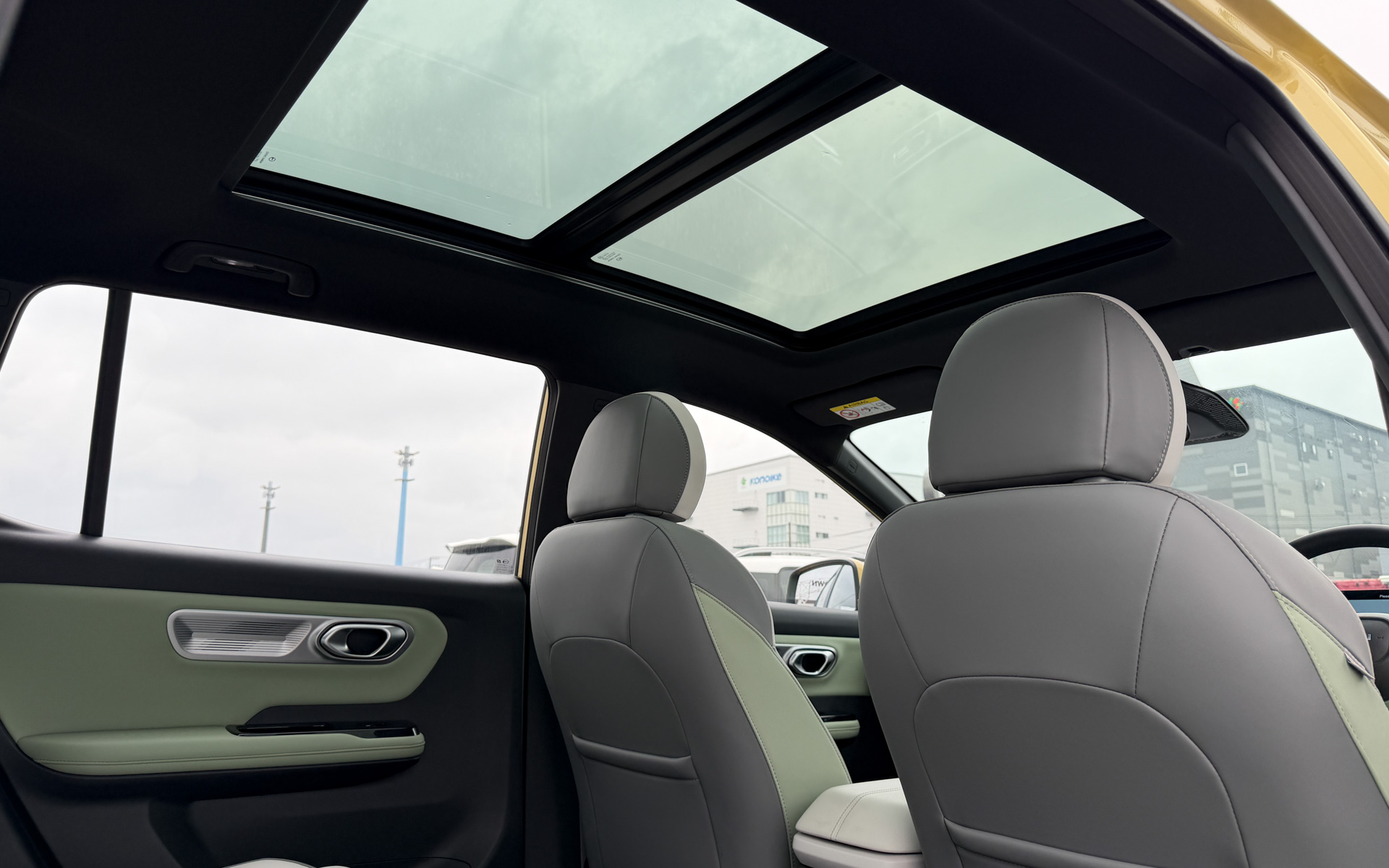 パノラマルーフや乗員の上部空間に余裕があり開放感が感じられる