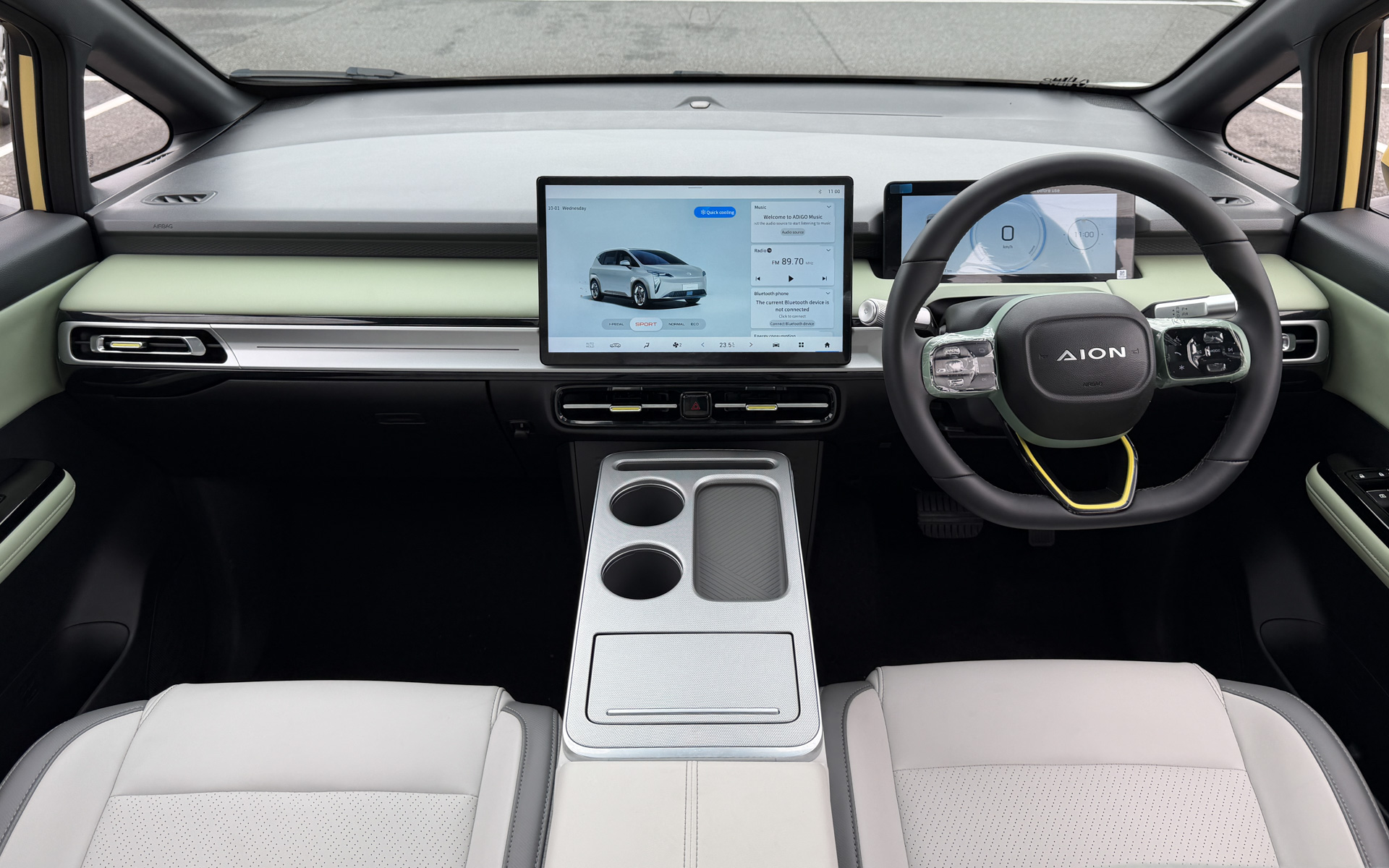 パワーウインドウやウインカー、ギヤセレクトレバーといった操作以外の、空調やオーディオ機能などはディスプレイで操作する