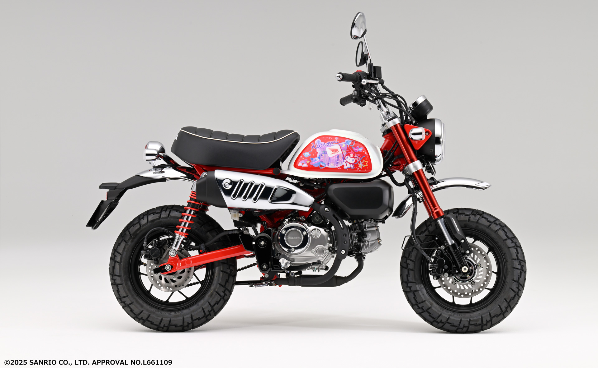 モンキー125用の純正アクセサリー「“Honda×Kuromi” モンキー125用タンクサイドパネル」装着イメージ