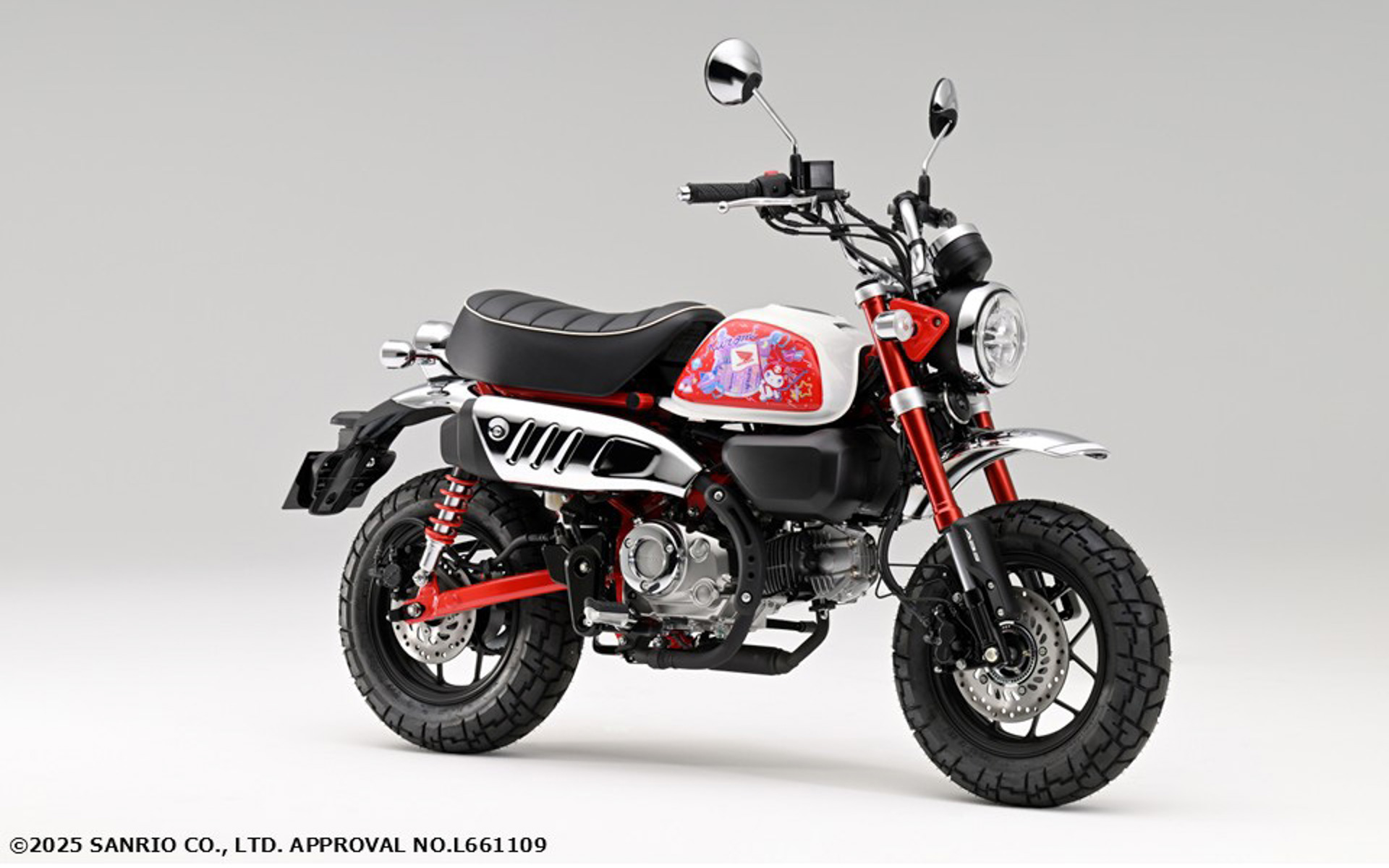 モンキー125用の純正アクセサリー「“Honda×Kuromi” モンキー125用タンクサイドパネル」装着イメージ