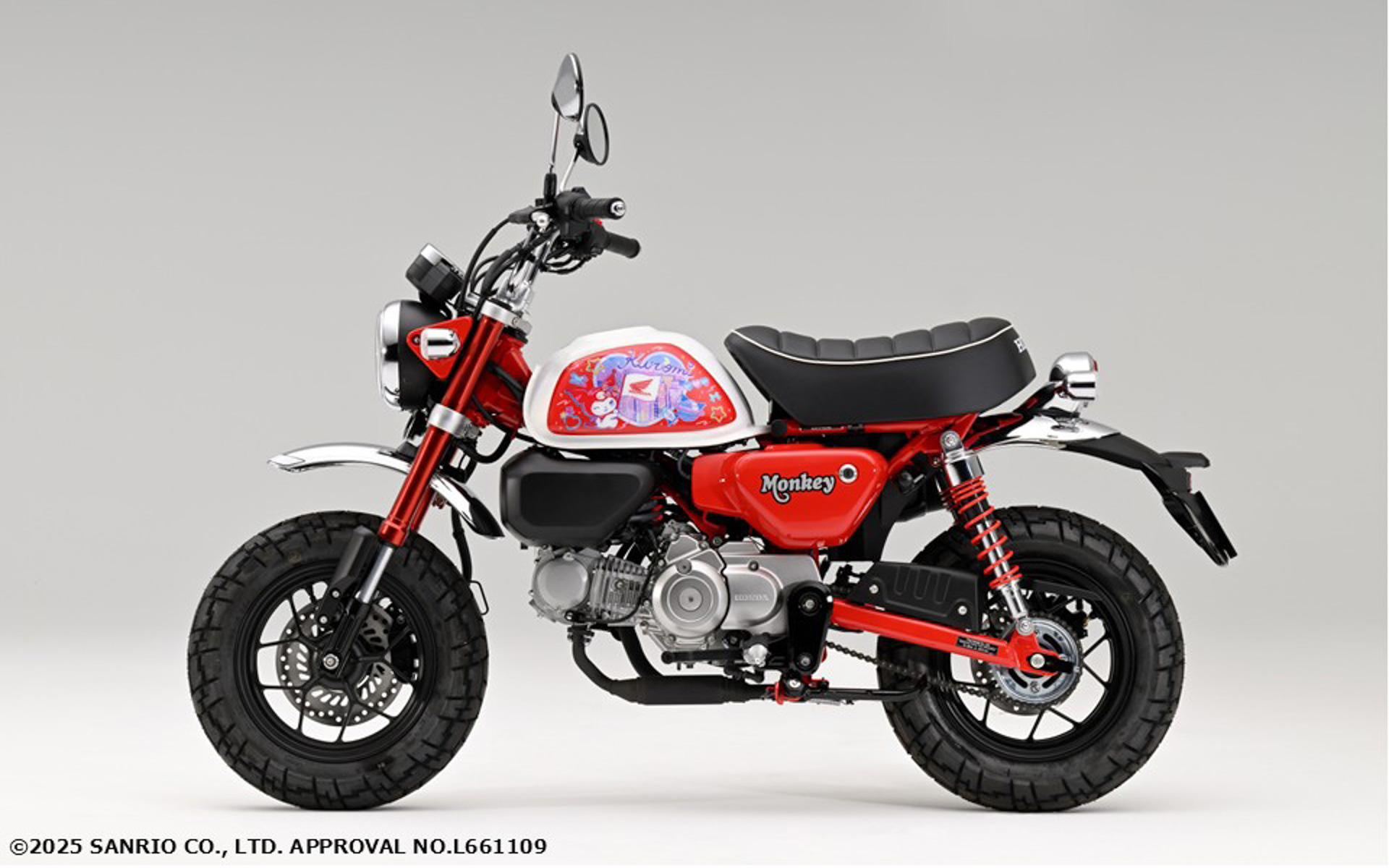 モンキー125用の純正アクセサリー「“Honda×Kuromi” モンキー125用タンクサイドパネル」装着イメージ