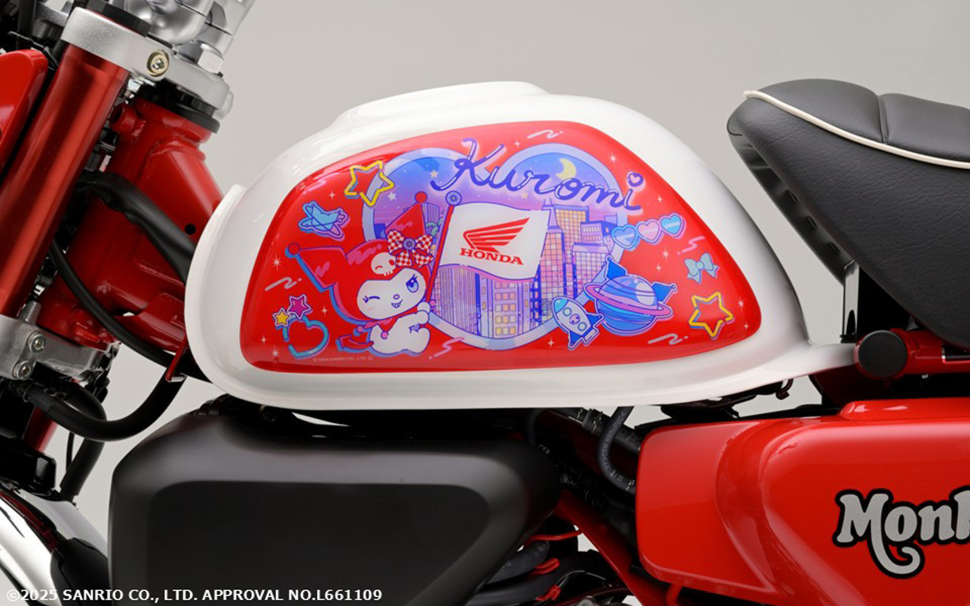 モンキー125用の純正アクセサリー「“Honda×Kuromi” モンキー125用タンクサイドパネル」