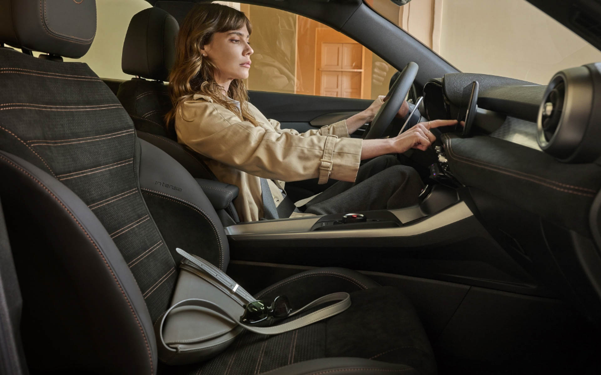 ブラックアルカンターラシート タンカラーステッチ