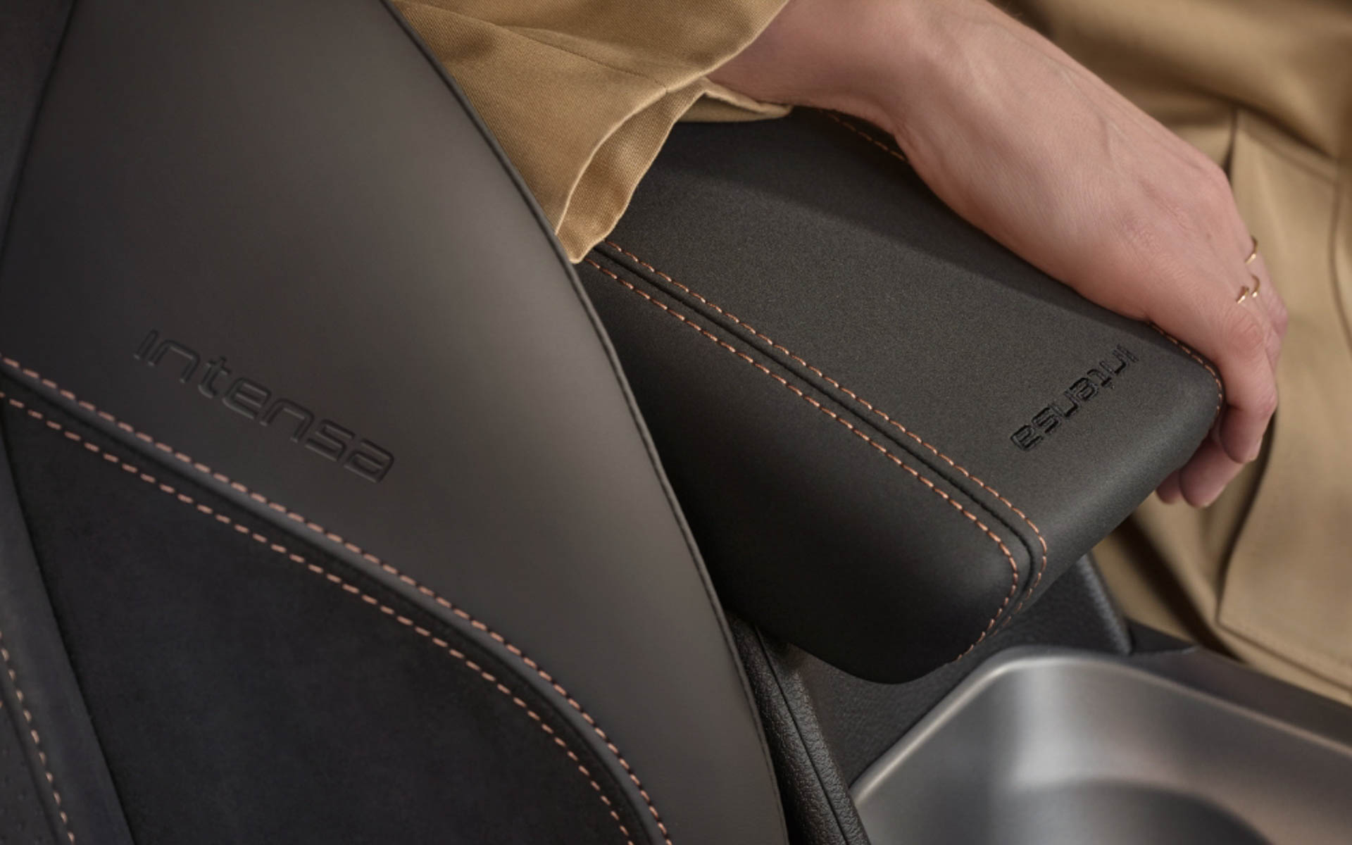 センターアームレスト タンカラーステッチ、INTENSAロゴ