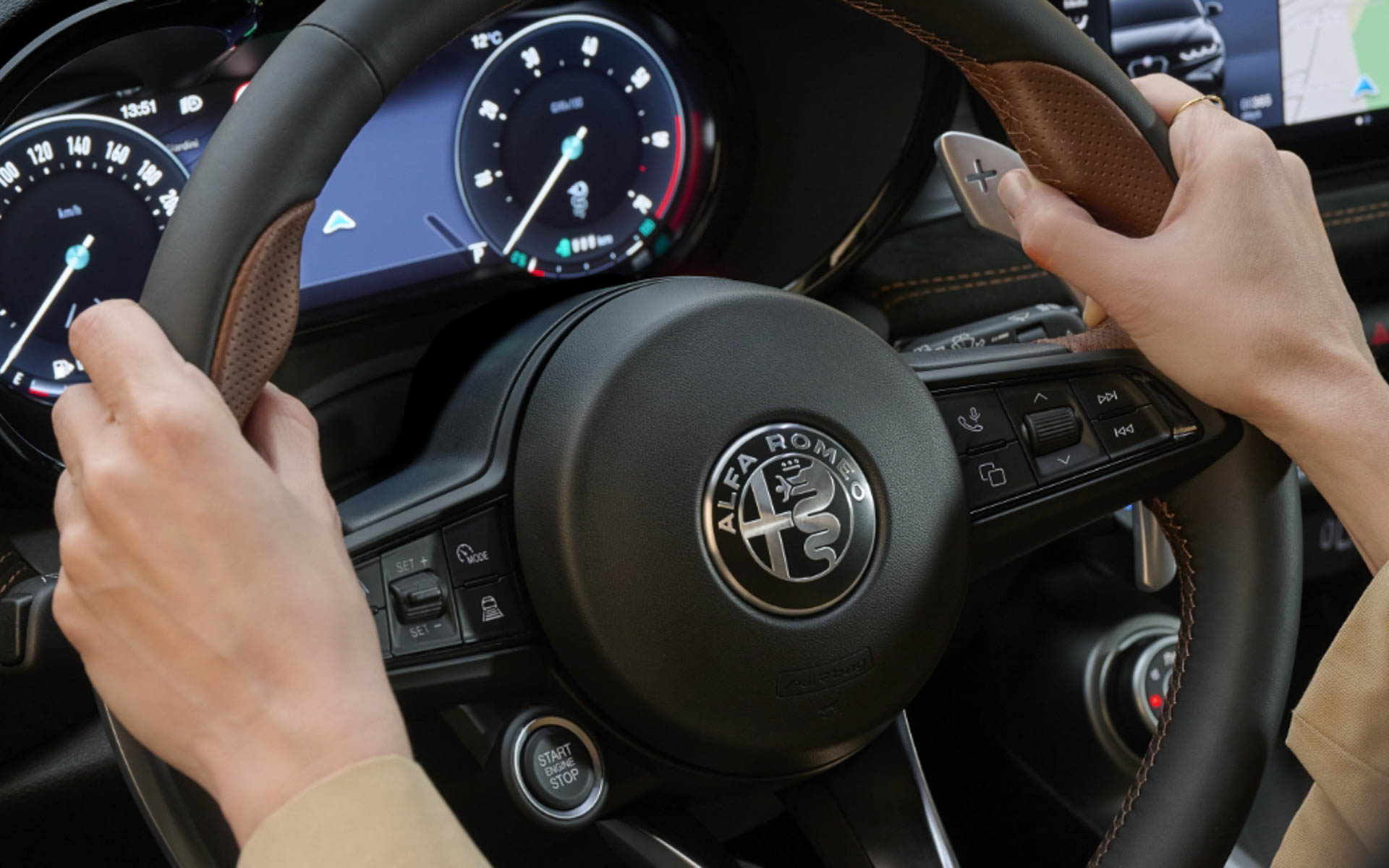 タンカラーアクセント スポーツレザーステアリング