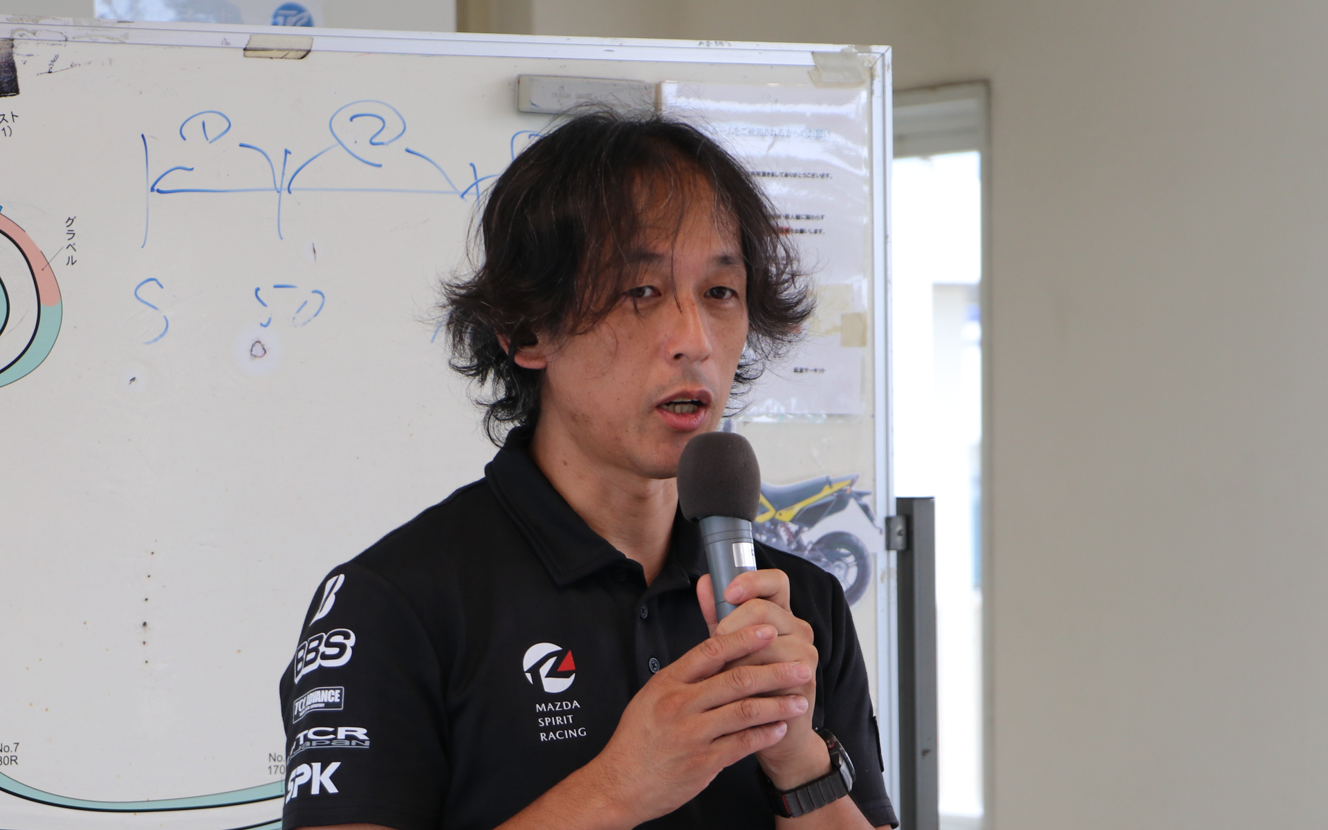 チャレプロのチーフインストラクターを務めるTCRジャパン代表の加藤彰彬氏。数々のリアルレースに参加するほか、ドライビングシミュレータ「iRacing」では世界チャンピオンを獲得するなど、リアルとバーチャルの2刀流を成功させている1人