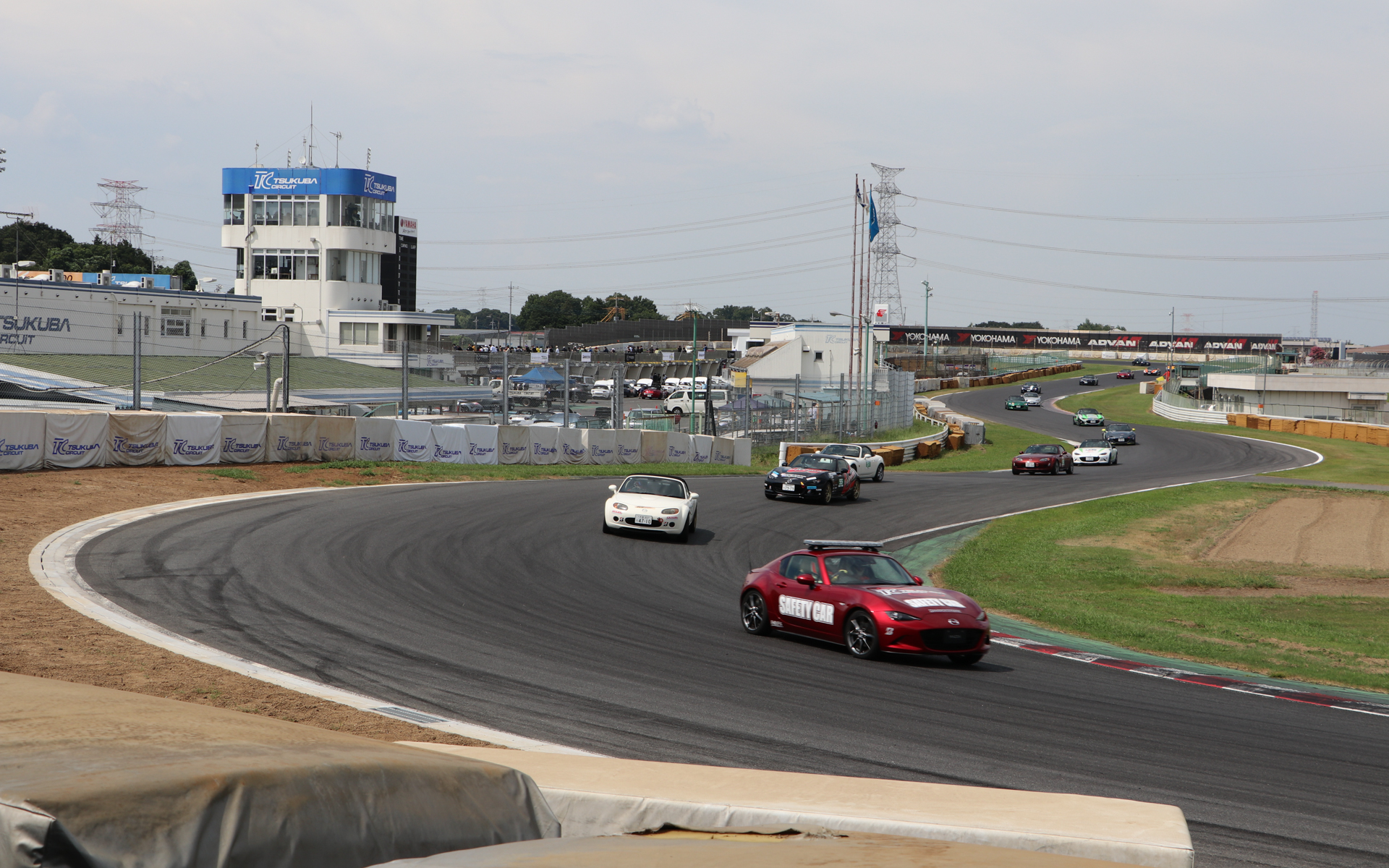 2時間30分の耐久レース「マツ耐」は、セーフティカーによる先導走行からローリングスタート（走りながらレースが開始される）方式。止まった状態から発進するグリッドスタートよりも安全性が高いとされている