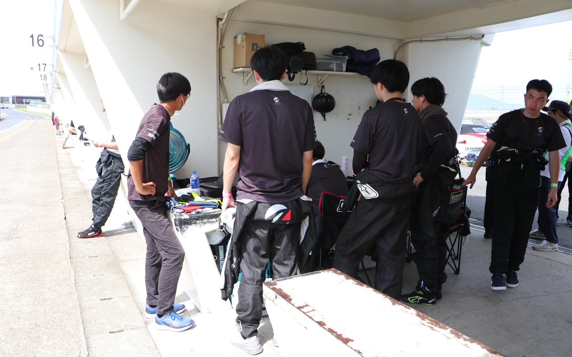 1期生や2期生の先輩たちは、作戦を考えたり運転アドバイスのほか、ドライバー交代作業やレース前の緊張をほぐしなど、さまざまな面でサポートを行なっていた