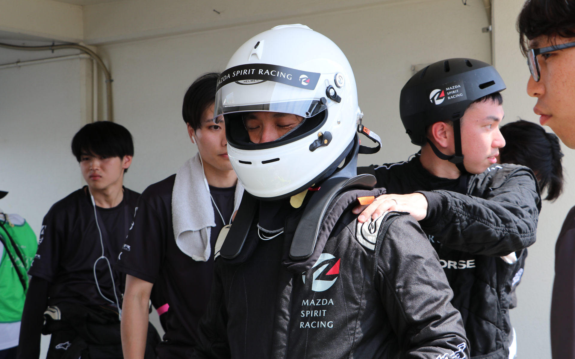 1期生や2期生の先輩たちは、作戦を考えたり運転アドバイスのほか、ドライバー交代作業やレース前の緊張をほぐしなど、さまざまな面でサポートを行なっていた