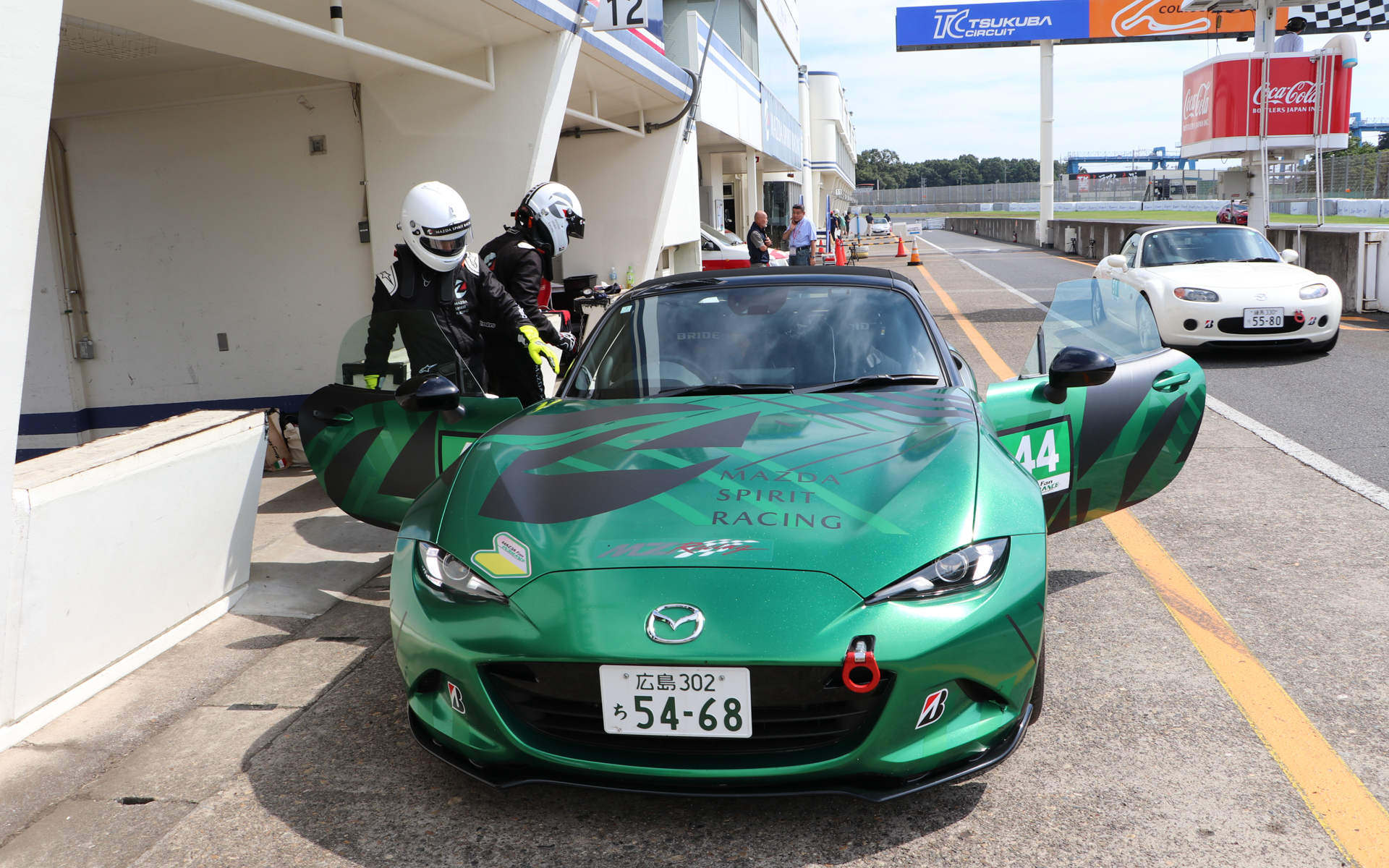 1期生や2期生の先輩たちは、作戦を考えたり運転アドバイスのほか、ドライバー交代作業やレース前の緊張をほぐしなど、さまざまな面でサポートを行なっていた