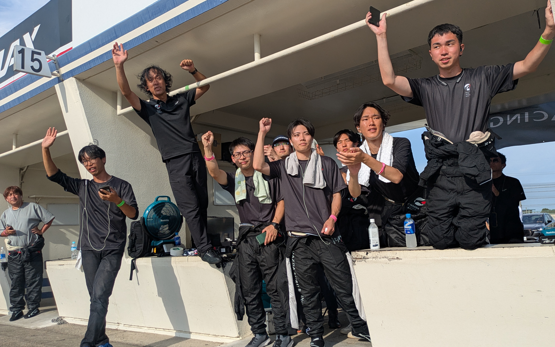 見事に2台とも2時間30分の耐久レースを走り切り無事にゴール。仲間もピットからゴールの瞬間を見守っていた