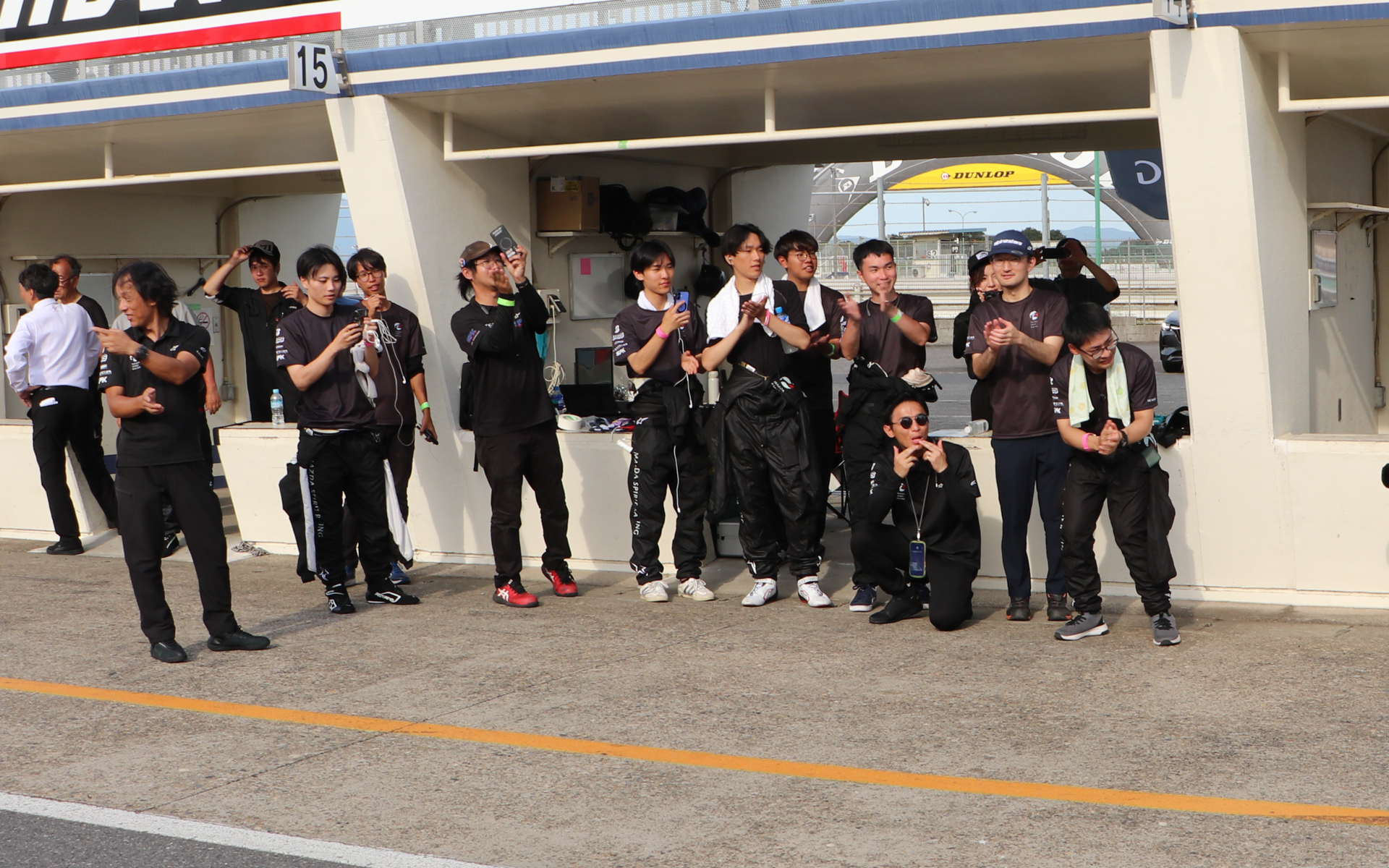 チャレプロのピットには3期生だけでなく、1期生や2期生の大勢の先輩がサポートにきていた