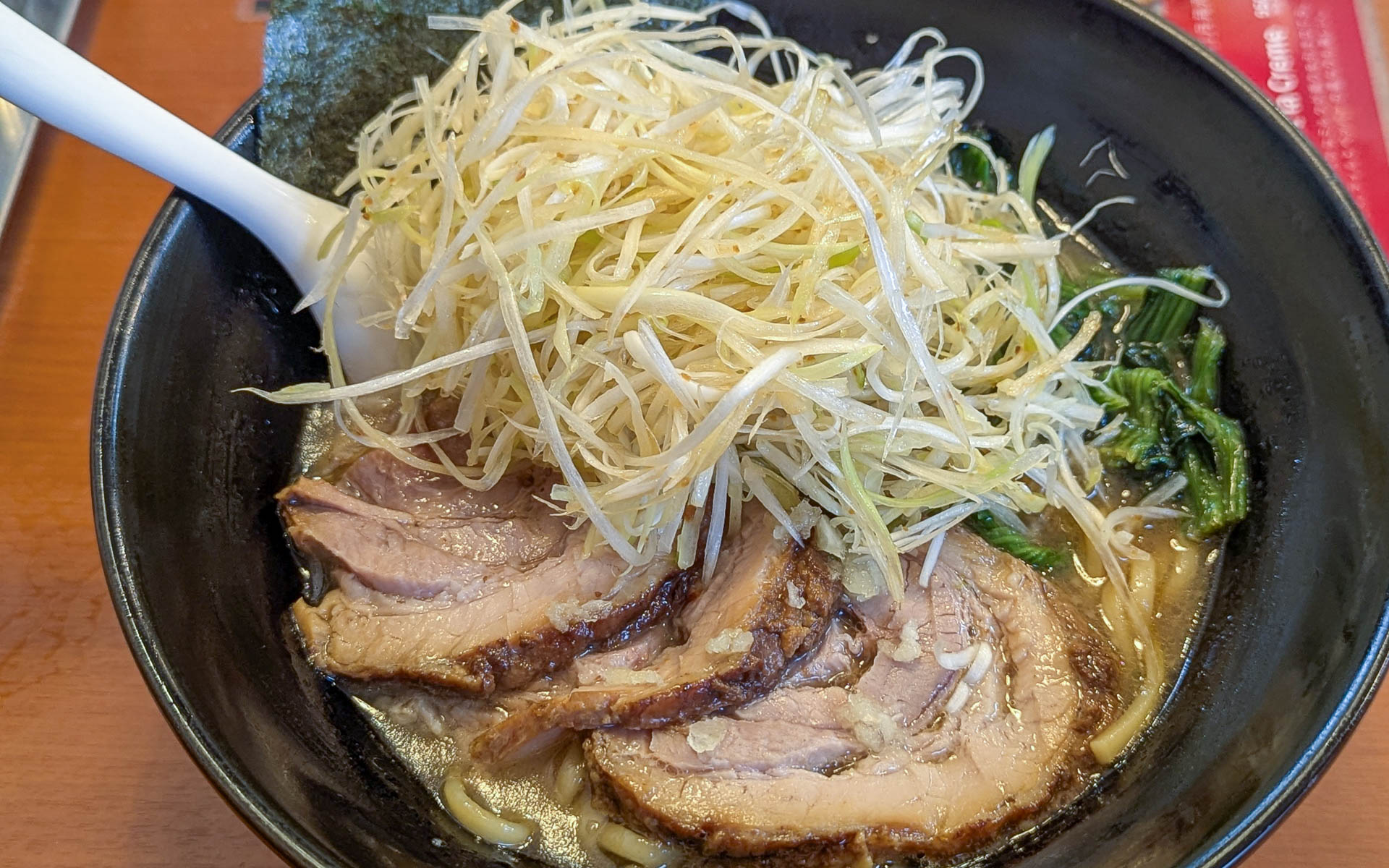 油分・塩分高めとなった半チャーシューラーメン（ほうれん草、白髪ネギトッピング）を置いておきます。あーーーよだれがーーー