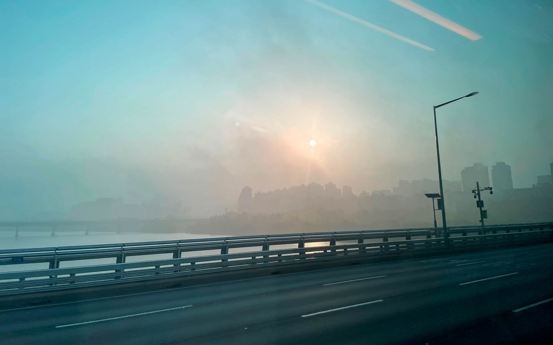 大河から湧き上がる朝霧の中を走る。美しい朝が始まるちょっと幻想的な風景だ