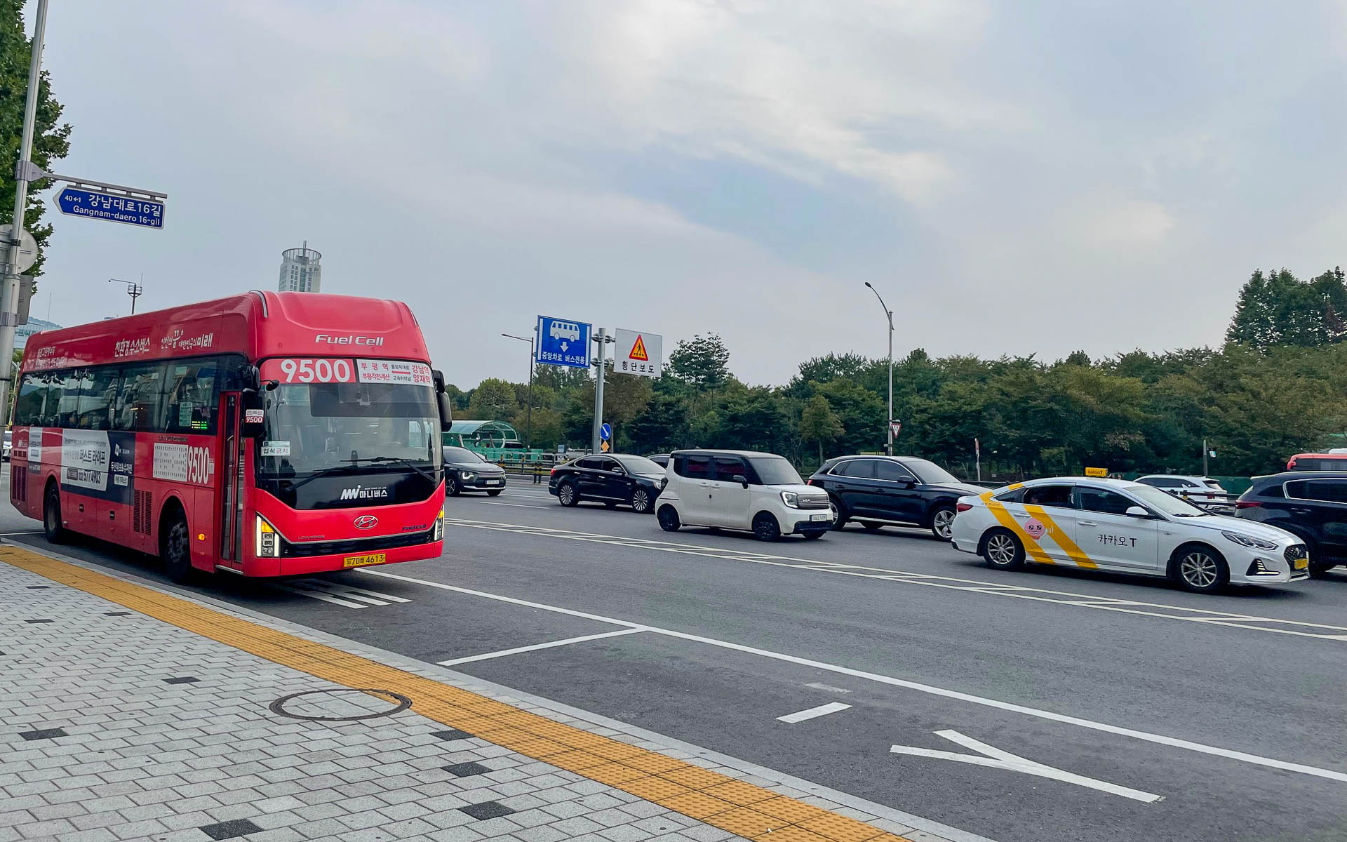 何気なく走るクルマをながめていたらFCEVバスがやってきた。路線バスに組み込まれている