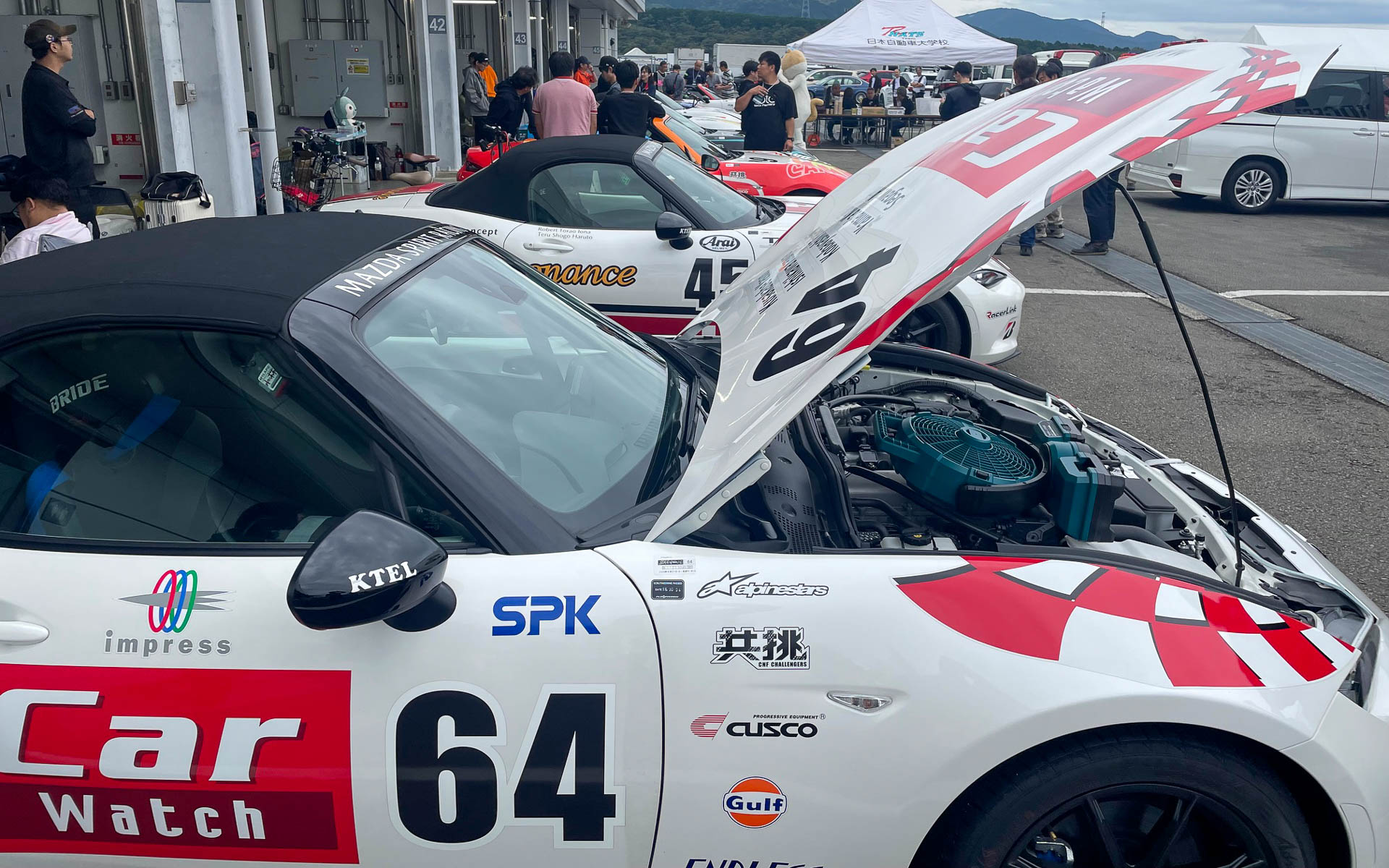 いつもはがらんとしたBパドックもマツフェスではびっしりとメディア対抗のNDが並んだ