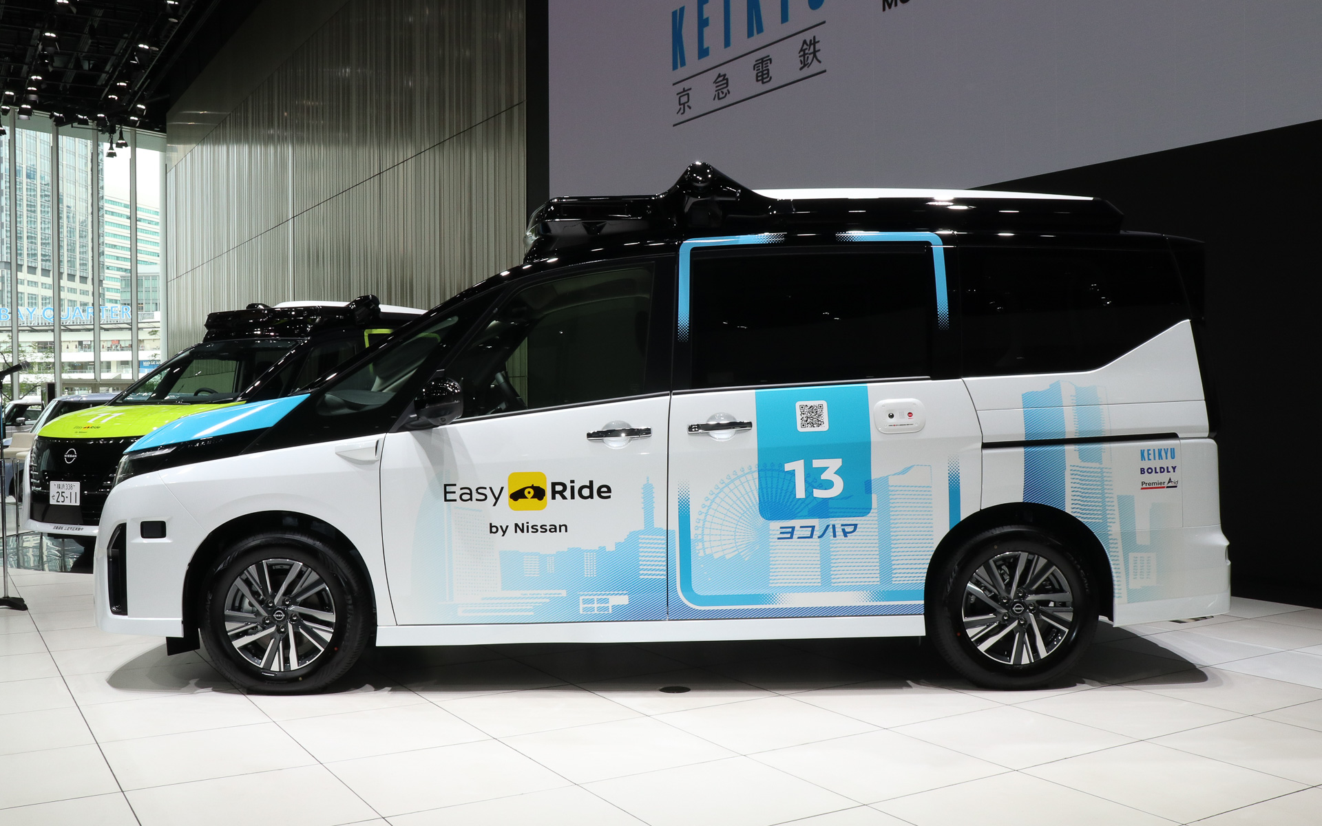 2～3月に実施された「ドライバーレス自動運転」実証実験で走行したセレナの設計をベースとしつつ、新たな車両を使って新規に生産された車両。今回の実証実験では最大20台が運用されるため、従来のようなワンオフに近いスタイルではなく、量産コストなどを考慮して使用するセンサー類などの選定が行なわれたのことで、現時点では13台がロールアウトしている