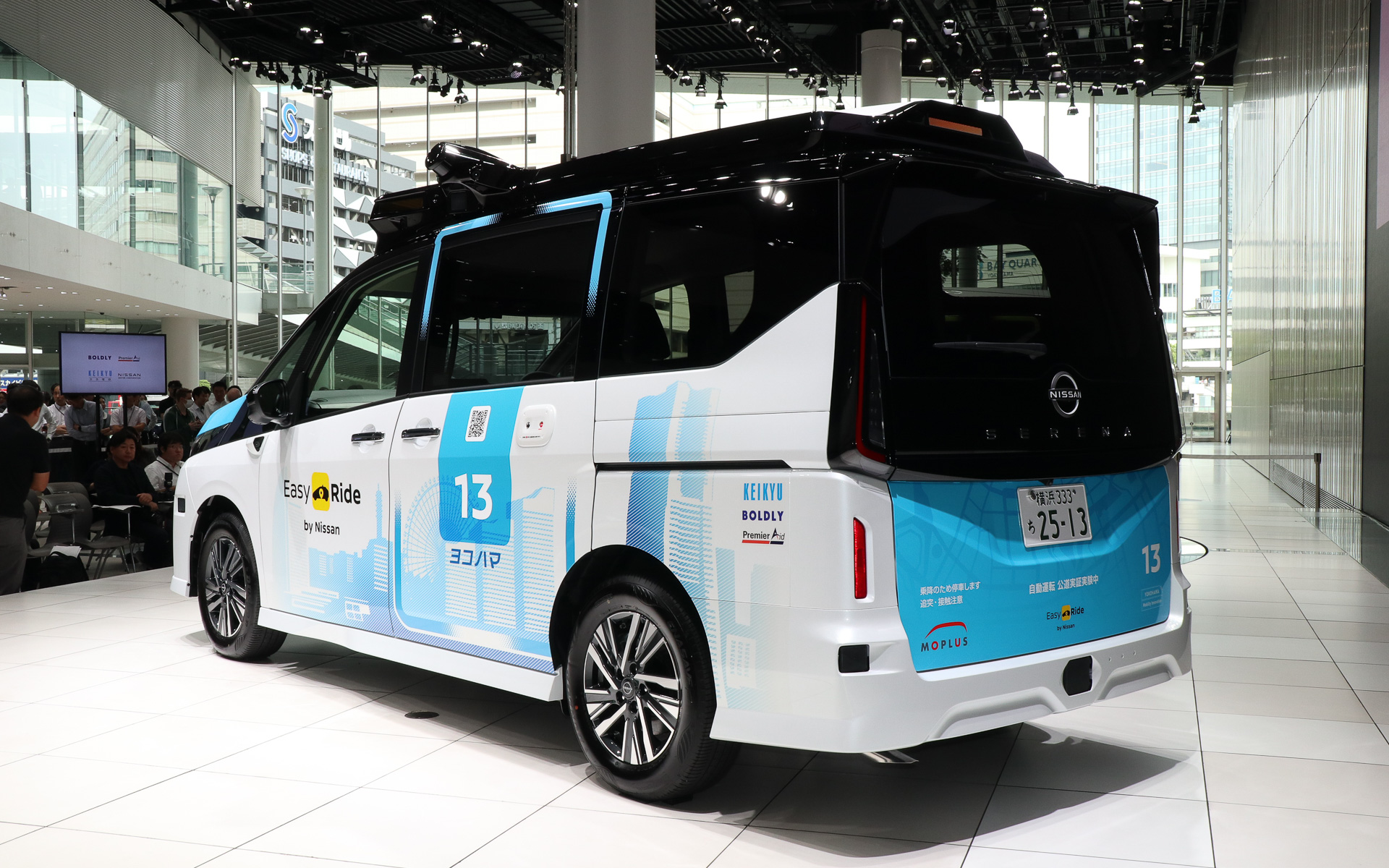 2～3月に実施された「ドライバーレス自動運転」実証実験で走行したセレナの設計をベースとしつつ、新たな車両を使って新規に生産された車両。今回の実証実験では最大20台が運用されるため、従来のようなワンオフに近いスタイルではなく、量産コストなどを考慮して使用するセンサー類などの選定が行なわれたのことで、現時点では13台がロールアウトしている