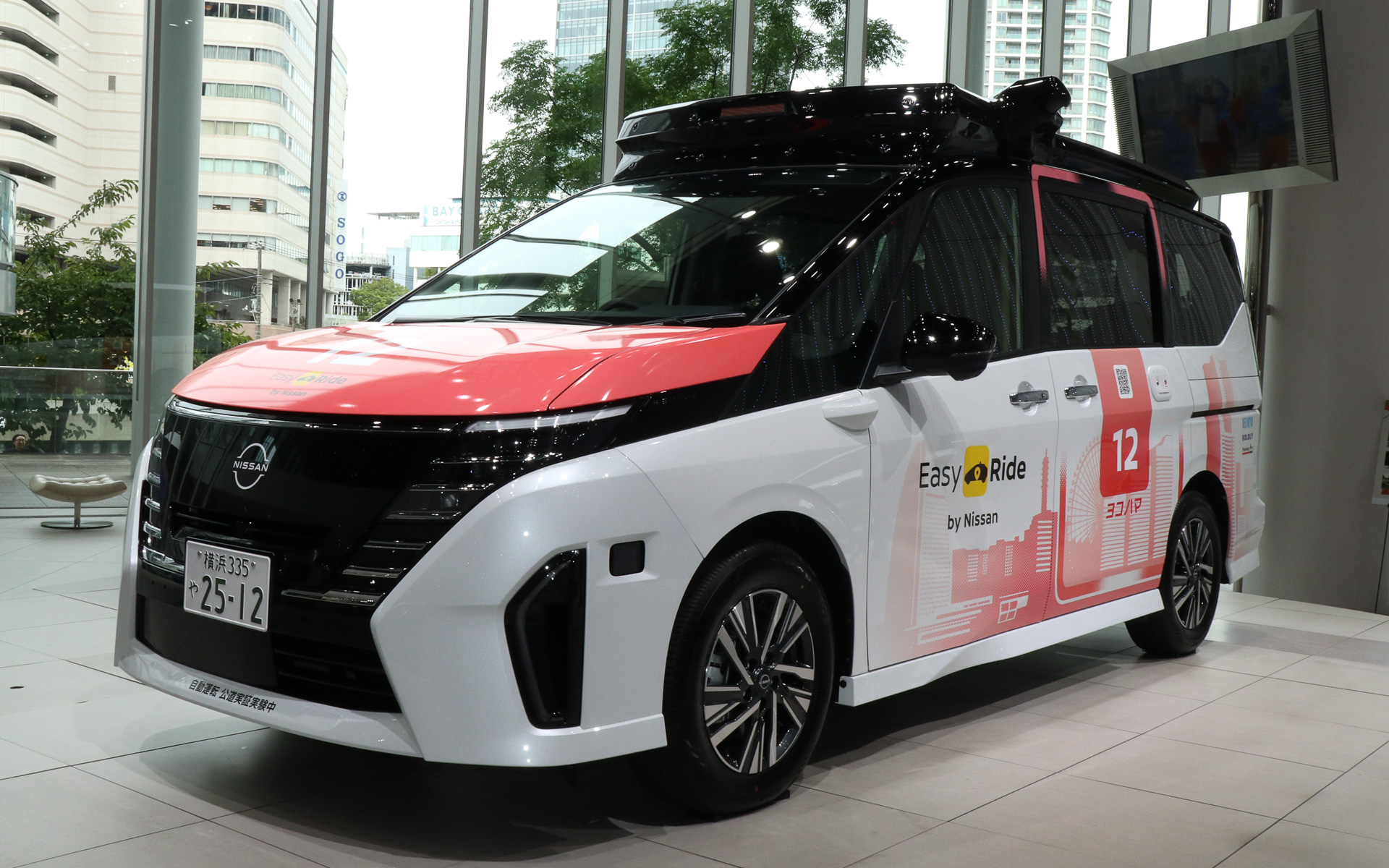 会場には計6台のセレナ L4技術検証車両が展示された