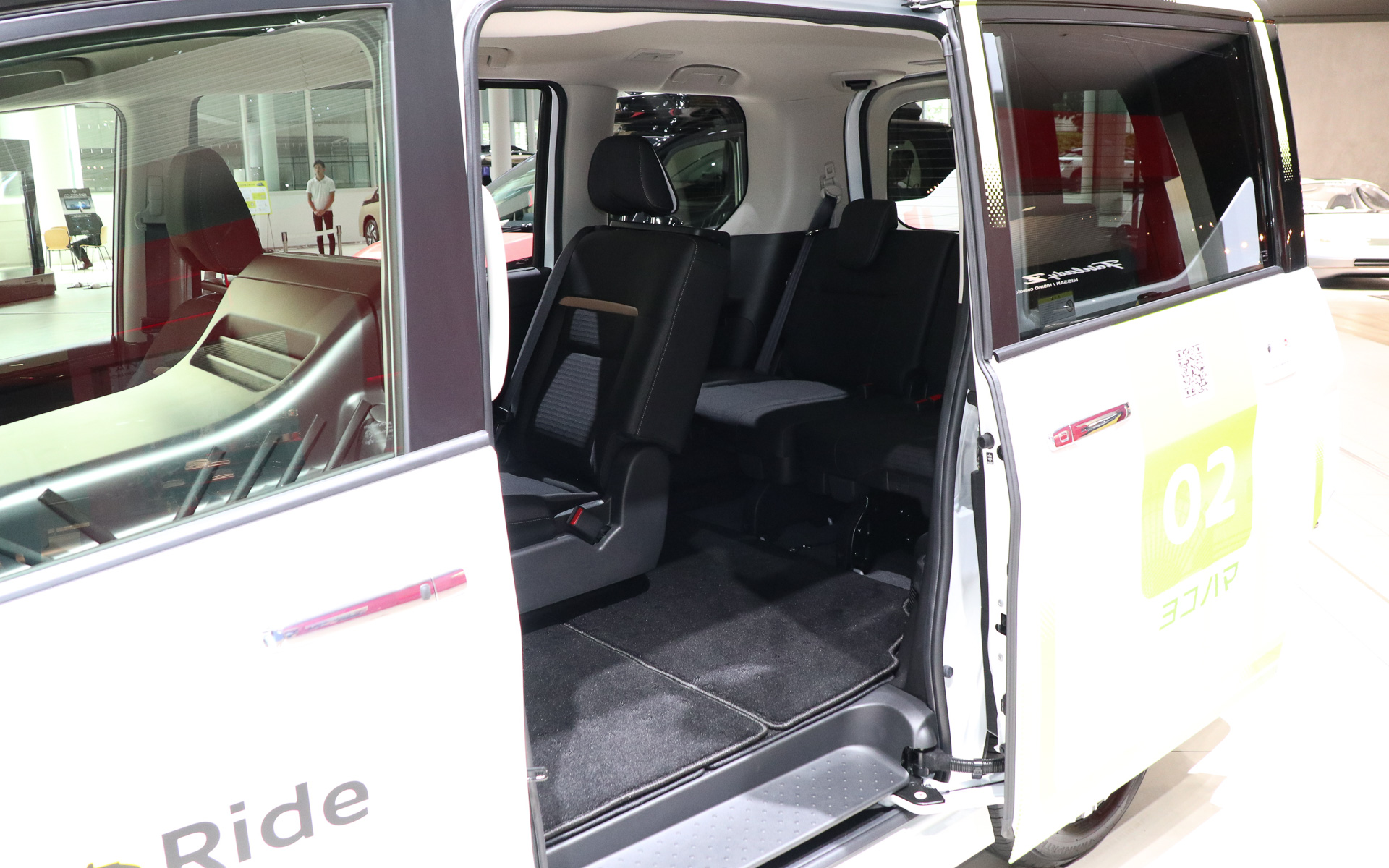 従来のドライバーレス自動運転のセレナでは3列目シートエリアに設置されていた自動運転を制御する車載コンピュータが助手席位置に移設され、利用者は1度の3人まで乗車可能となった