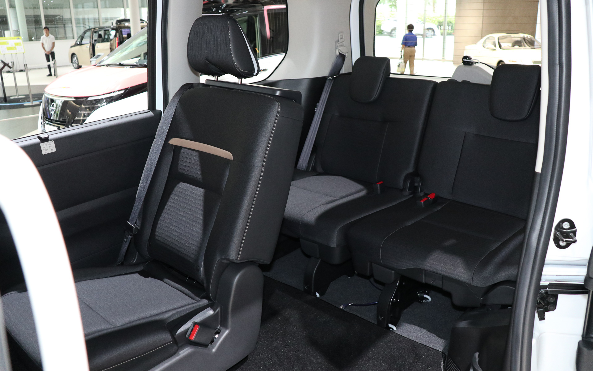 従来のドライバーレス自動運転のセレナでは3列目シートエリアに設置されていた自動運転を制御する車載コンピュータが助手席位置に移設され、利用者は1度の3人まで乗車可能となった