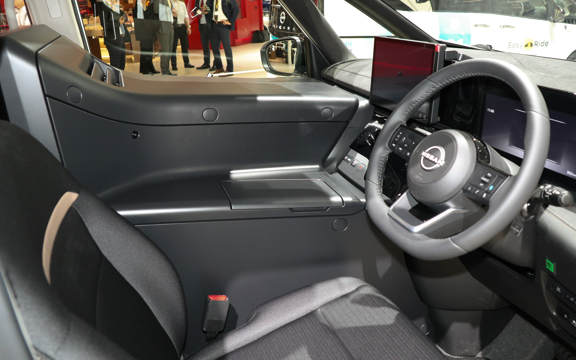 セーフティドライバーの視界を遮らないよう、助手席位置に置かれた車載コンピュータはウィンドウの高さまでに収められている