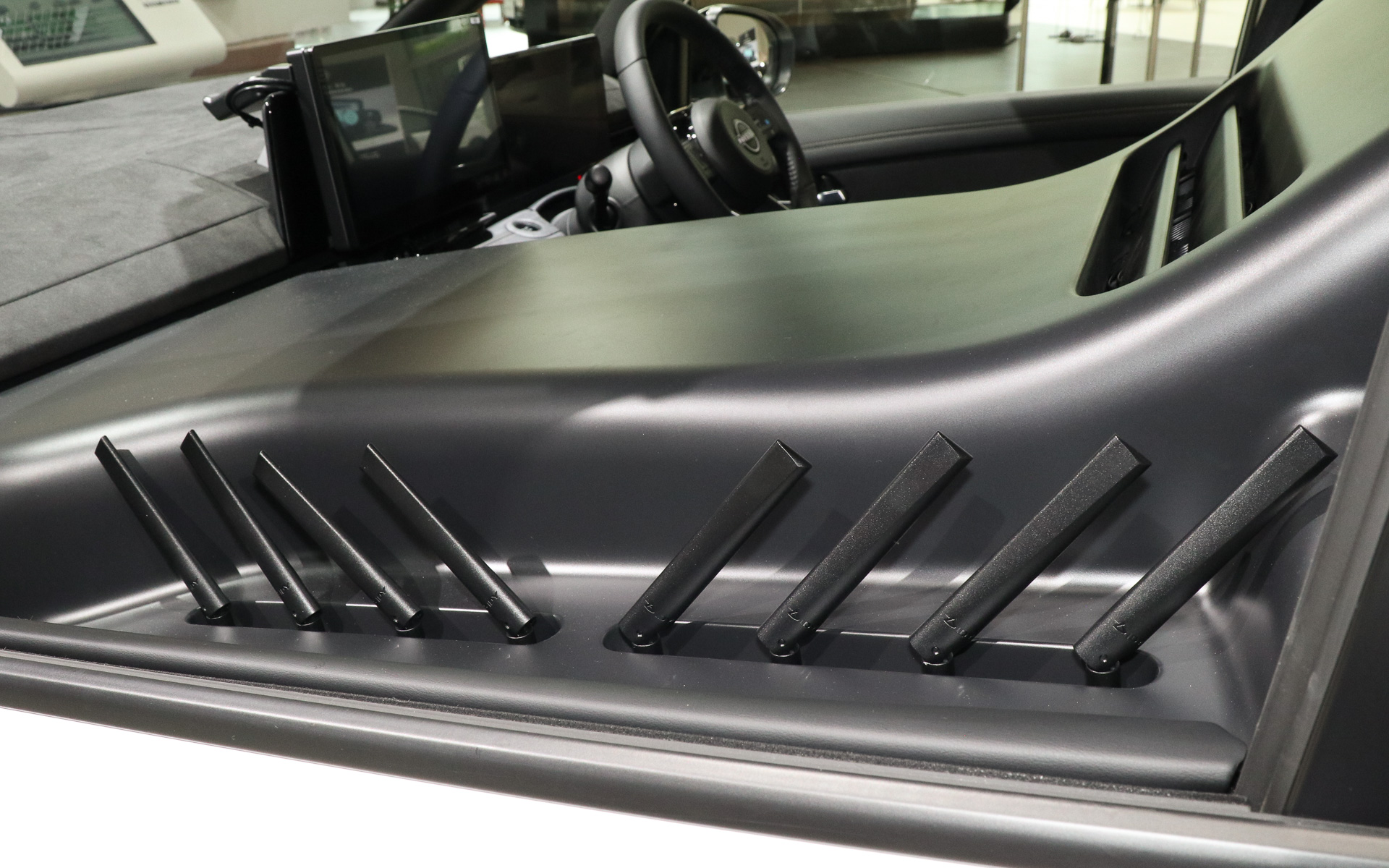 遠隔監視センターとの通信にはセルラー回線を利用しており、通信が途絶することのないよう4回線を利用。助手席のウィンドウ脇には通信用アンテナが各2本ずつ並んでいる