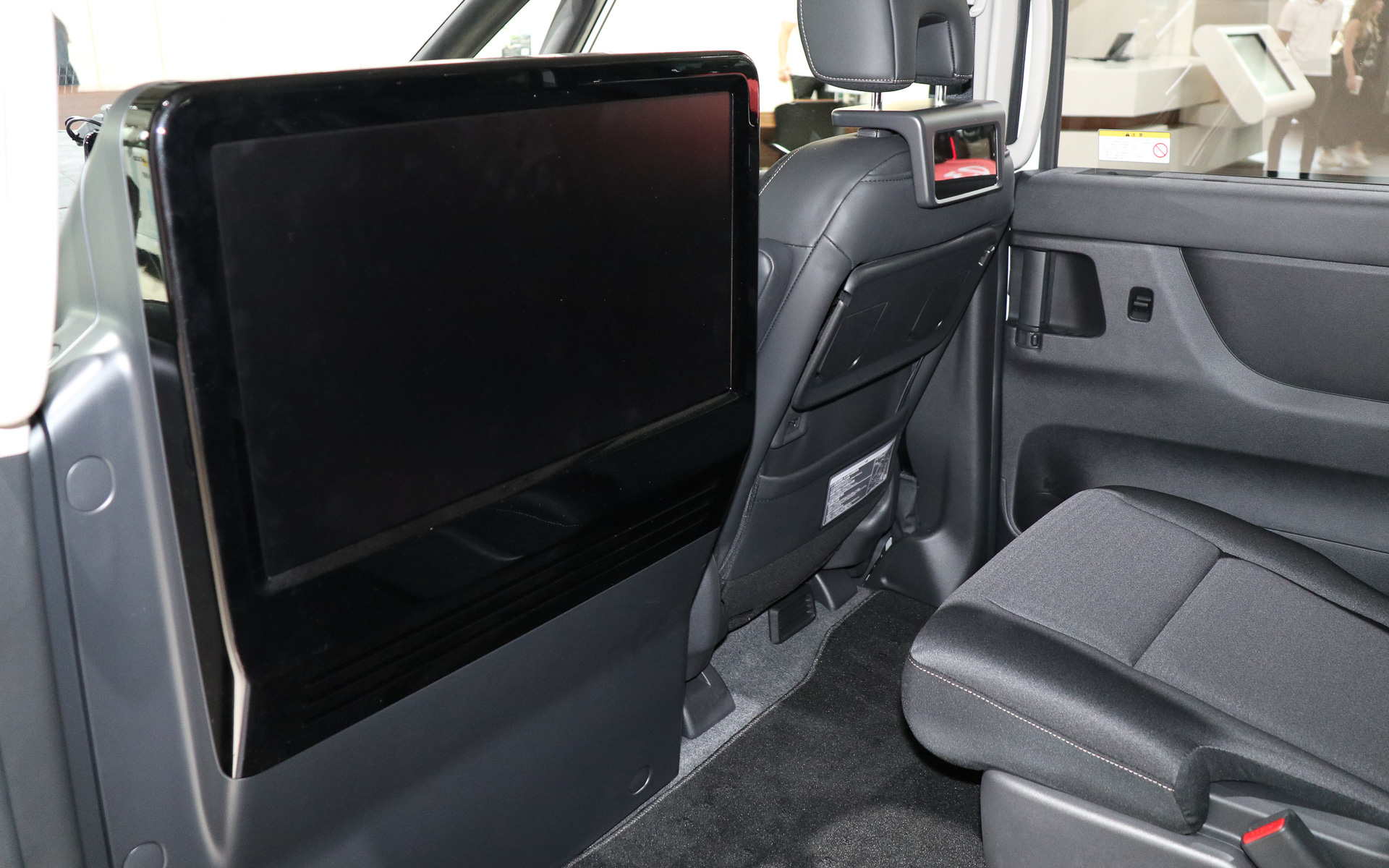 車載コンピュータ後方に設置された大型ディスプレイでは乗車した人に利用方法を説明したり、現在走行している周辺の情報などを紹介。また、日産のPRメッセージなどの表示を予定しており、将来的にはサイネージとしての利用も想定している