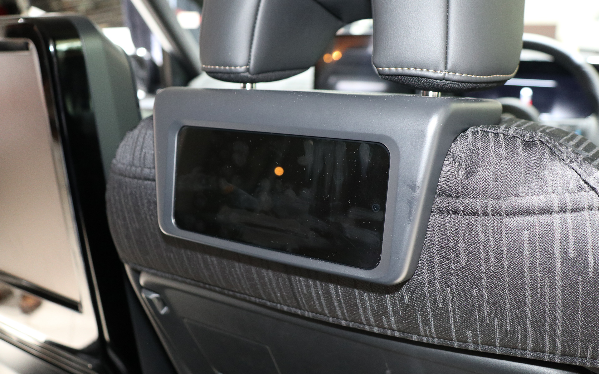 運転席の背面に設置されたタッチパネルディスプレイは利用者が表示された提案などのなかからタッチ操作で選択するためのもの