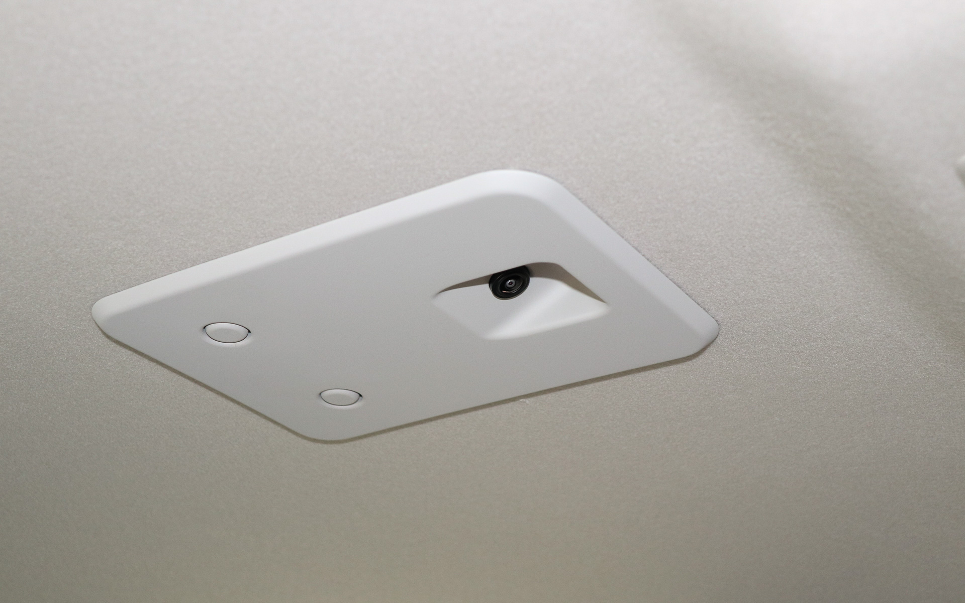 車内にルーフトリムには利用者の体調不良などをチェックする複数のカメラが埋め込まれている