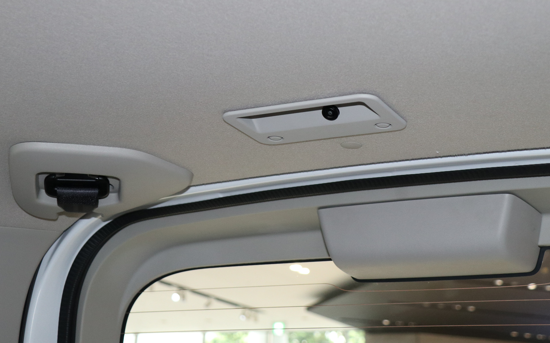 車内にルーフトリムには利用者の体調不良などをチェックする複数のカメラが埋め込まれている